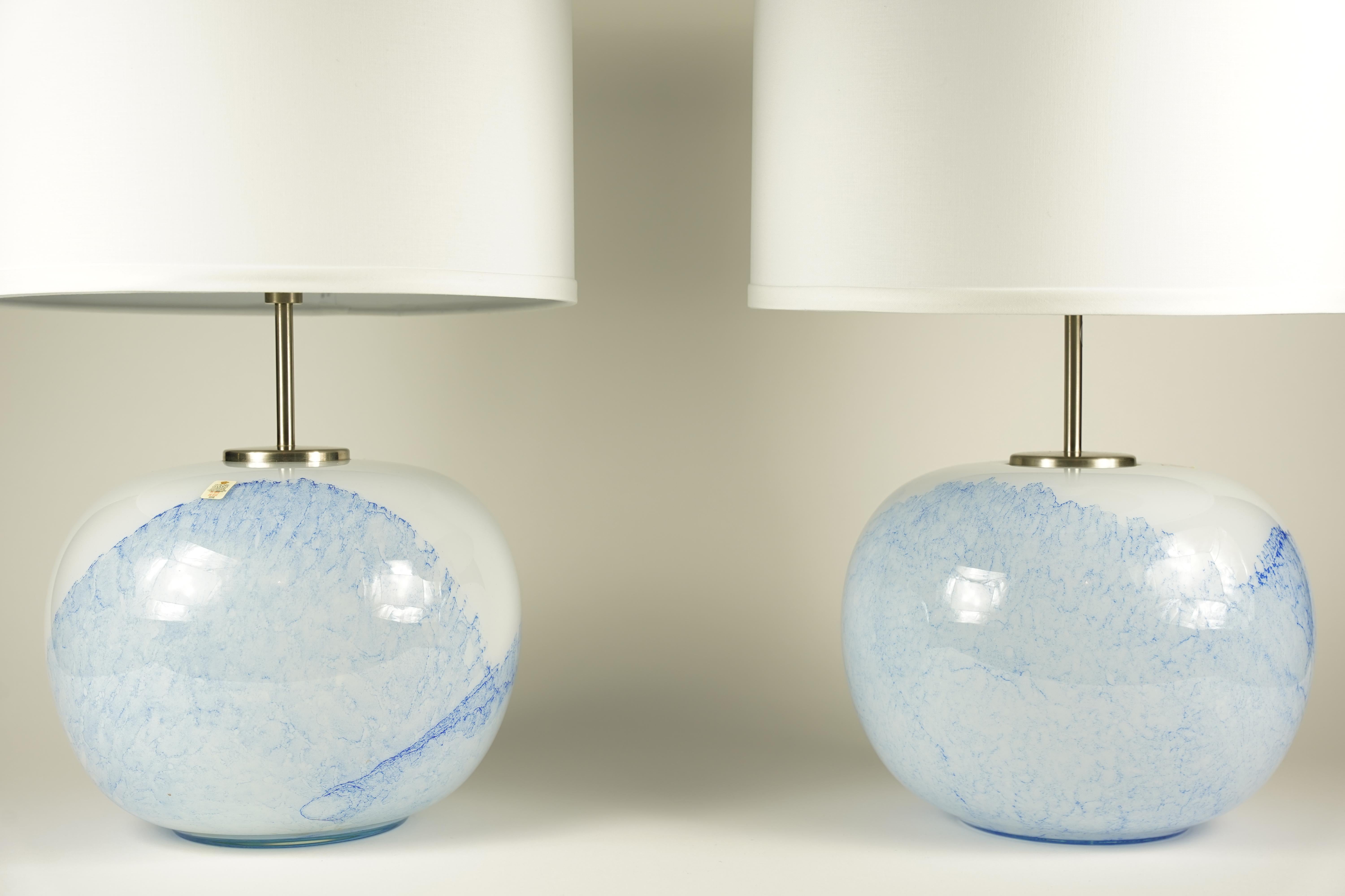 Mid-Century Modern blanc et bleu Paire de lampes 