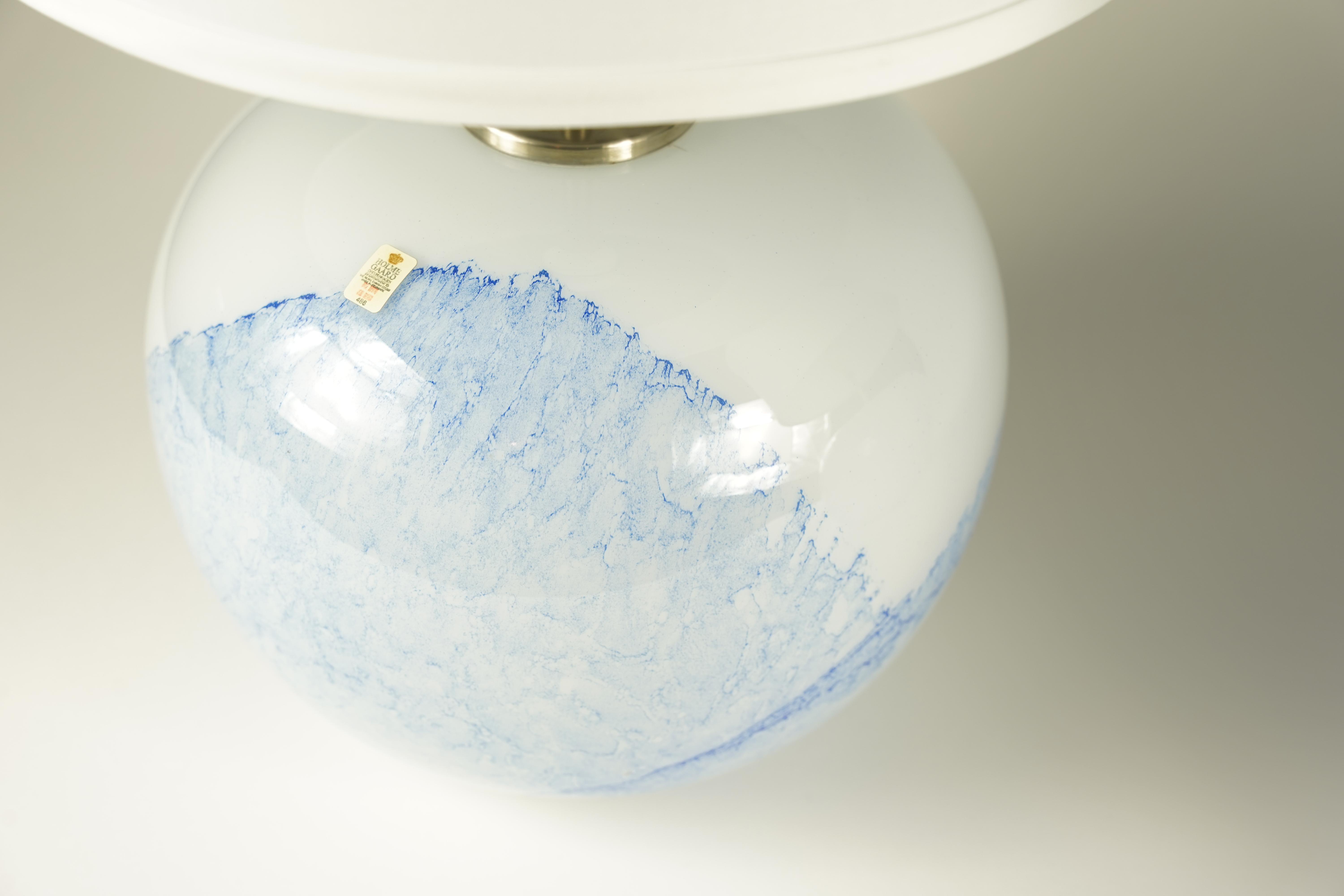 20ième siècle blanc et bleu Paire de lampes 