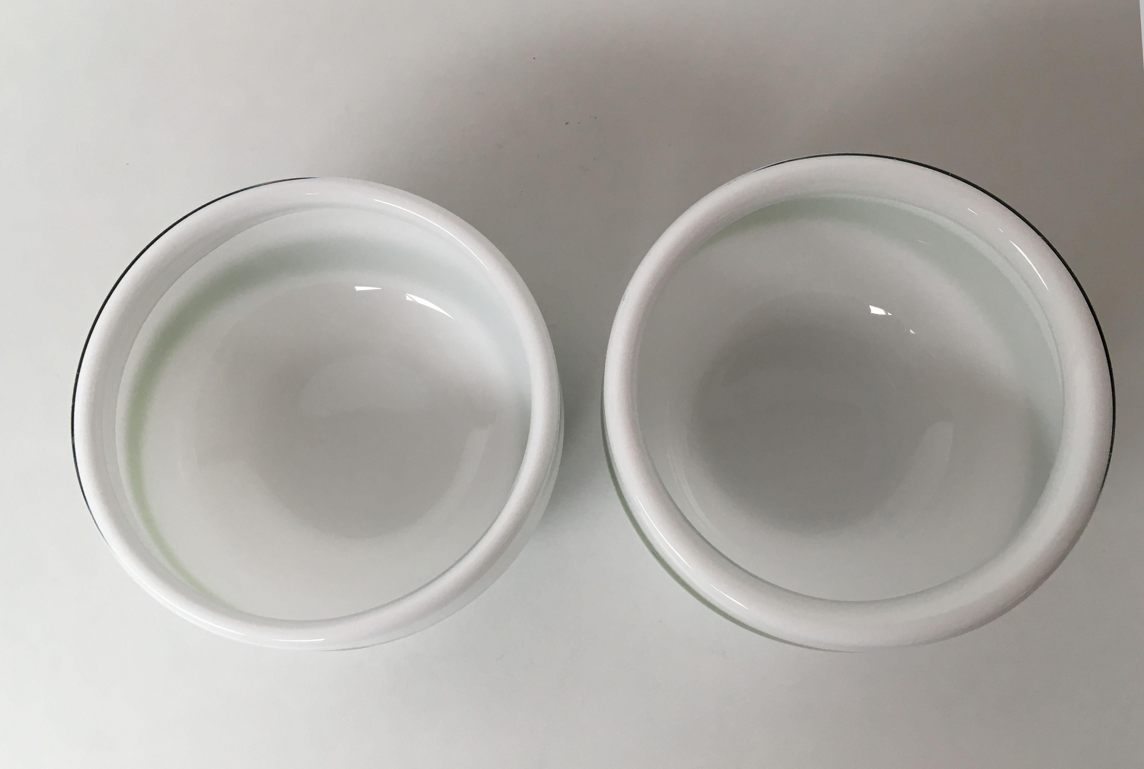 Fin du 20e siècle Deux bols danois en verre soufflé à la bouche blancs des années 1970 par Michael Bang pour Holmegaard en vente