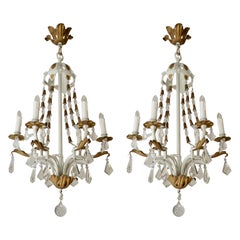 Due lampadari in oro bianco decorati con cristalli