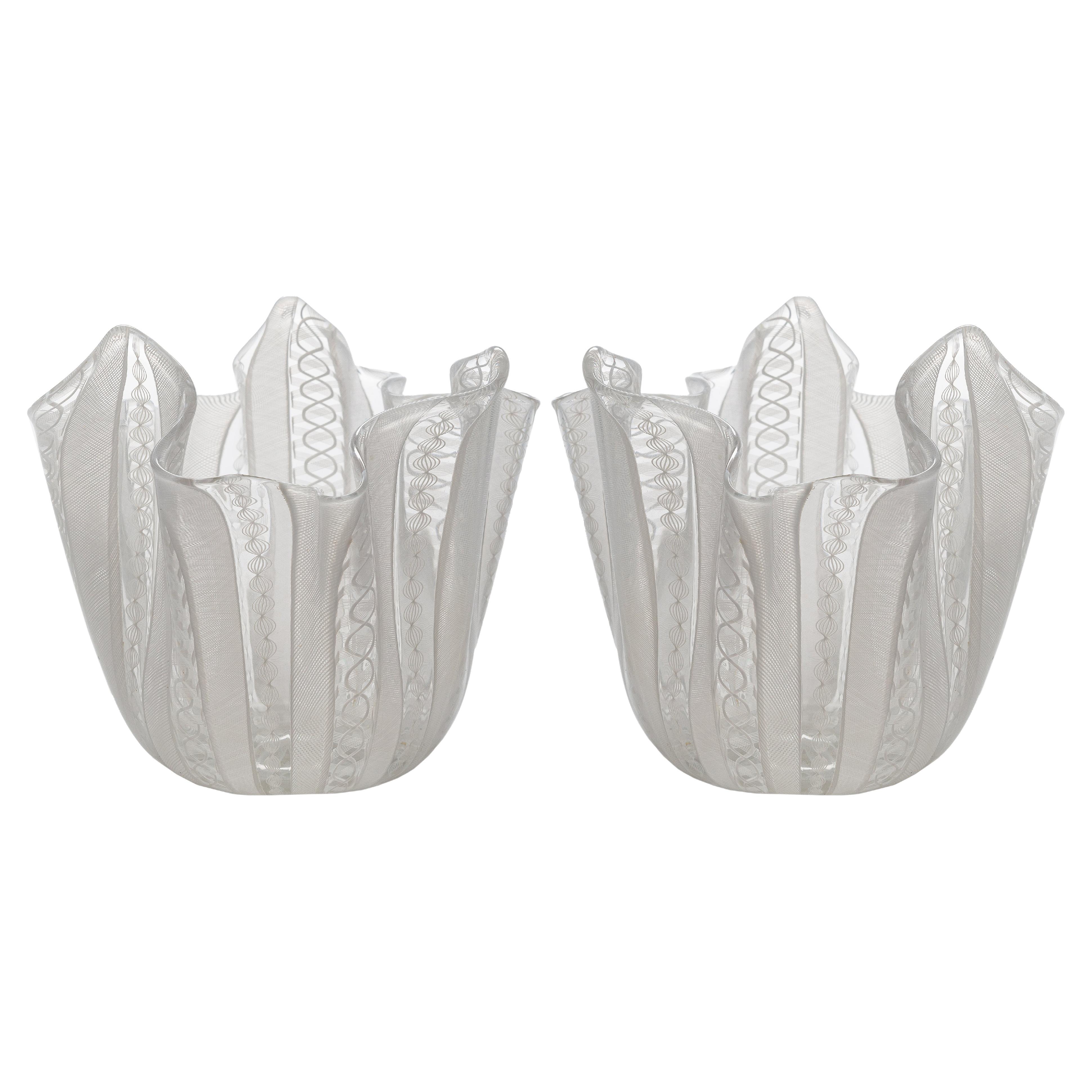 Deux vases/bols mouchoirs blancs en verre filigrane Zanfirico, Venini, Murano 