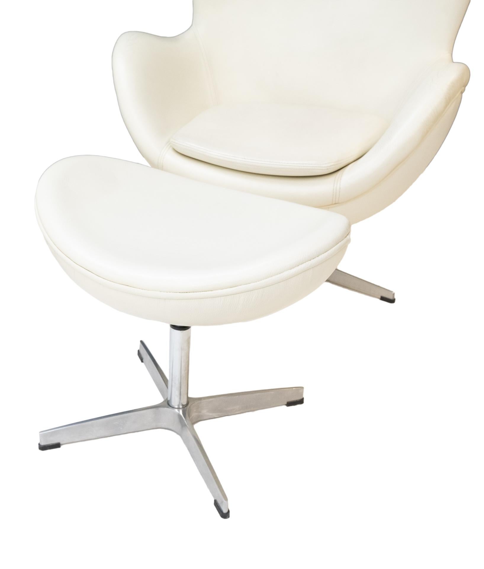 Two White Leather Egg Chairs and Footstool In Good Condition In Den Haag, NL