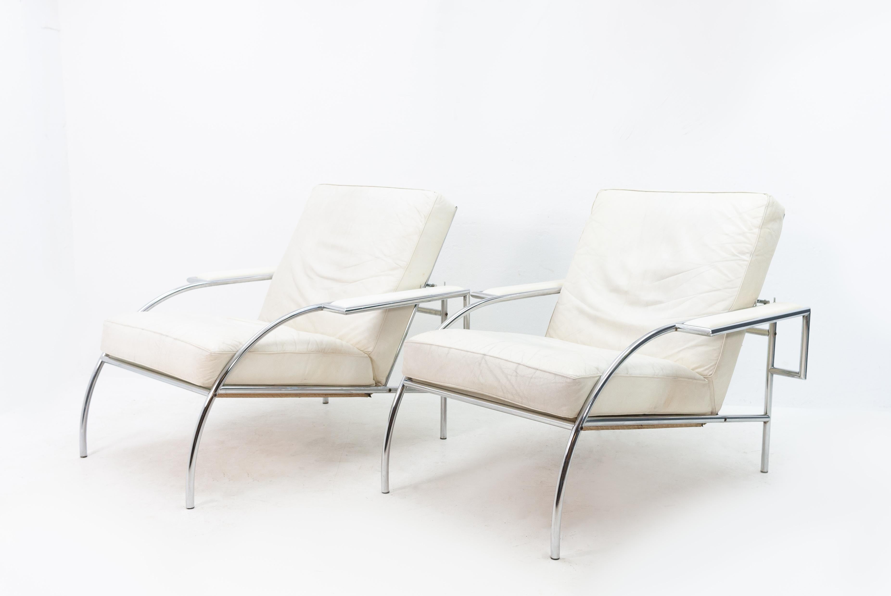 Two white leather recliner lounge chairs. Design Gerard Vollenbrock for Gelderland Holland 1980s  
Very nice design. Three different positions off sitting. Chrome frame. In a vintage condition. 

 