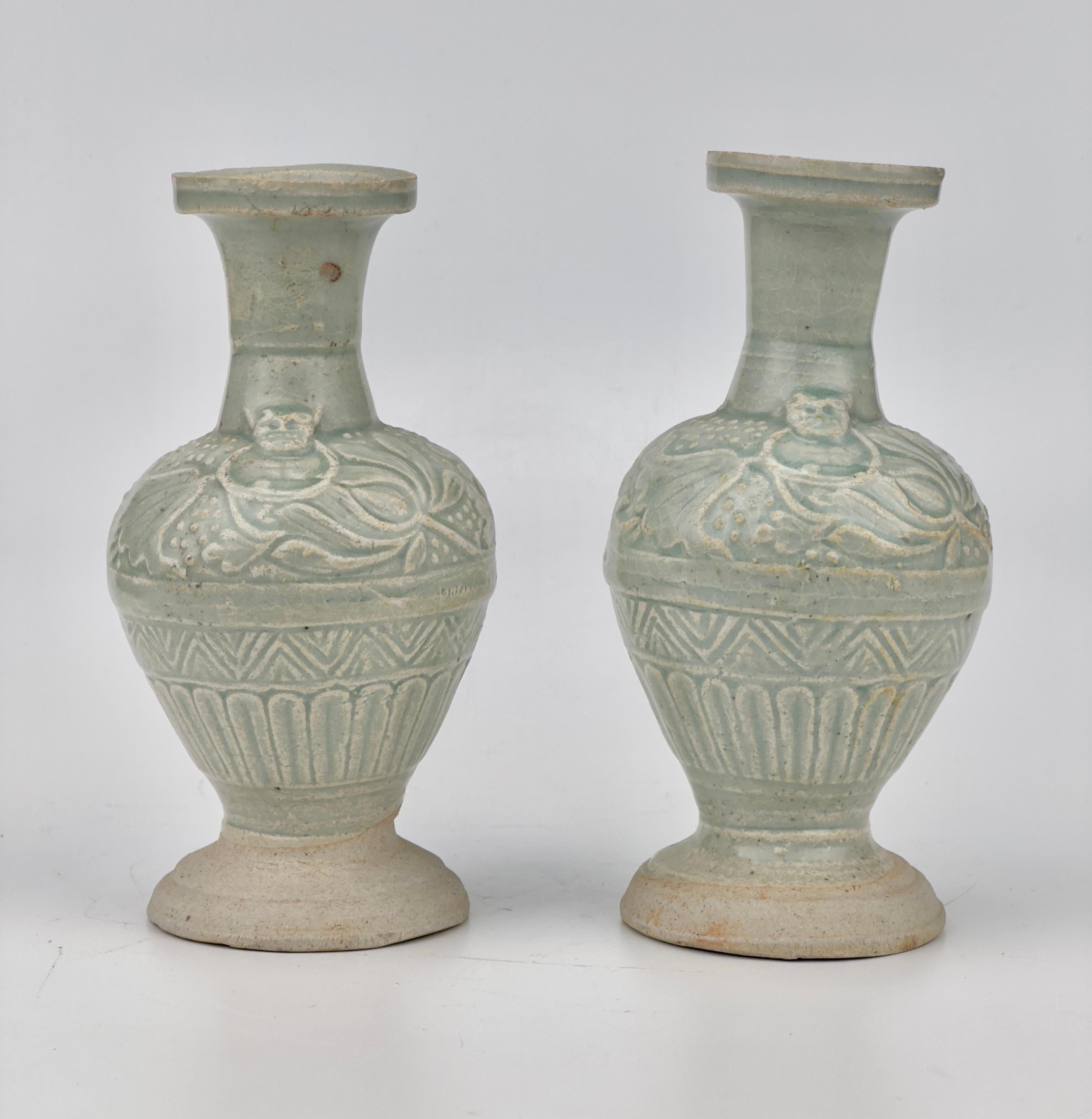 Porcelain with transparent pale-green (qingbai-type) glaze with flower, leaves and lotus design of typical yuan dynasty.

Period : Yuan Dynasty(1271-1368)
Type : Baluster vase
Medium : Qingbai Ware
Size : 15 cm(Height), 4.5cm(Mouth Diameter)