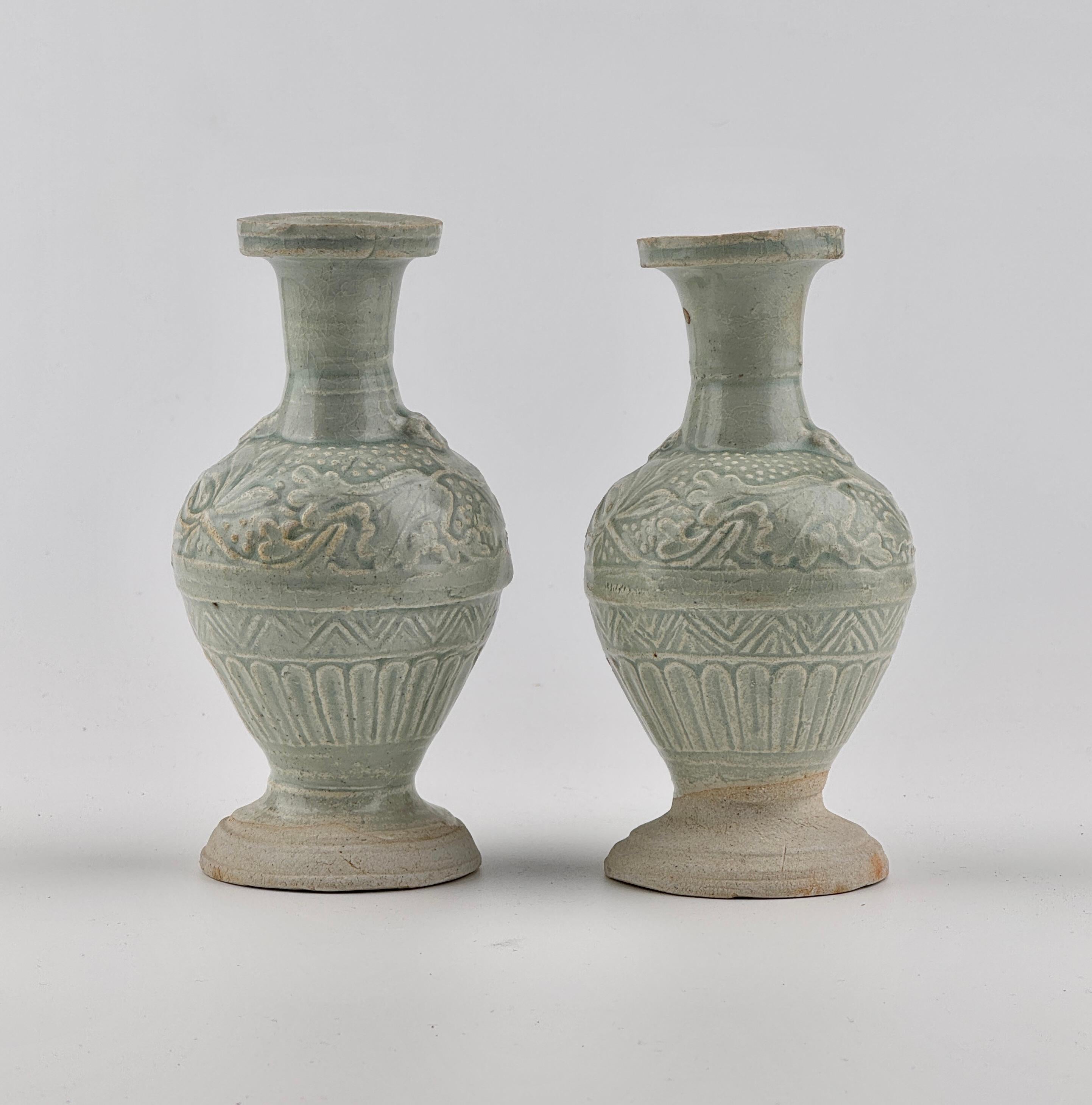 Porcelain with transparent pale-green (qingbai-type) glaze with flower, leaves and lotus design of typical yuan dynasty.

Period : Yuan Dynasty(1271-1368)
Type : Baluster vase
Medium : Qingbai Ware
Size : 15 cm(Height), 4.5cm(Mouth Diameter)