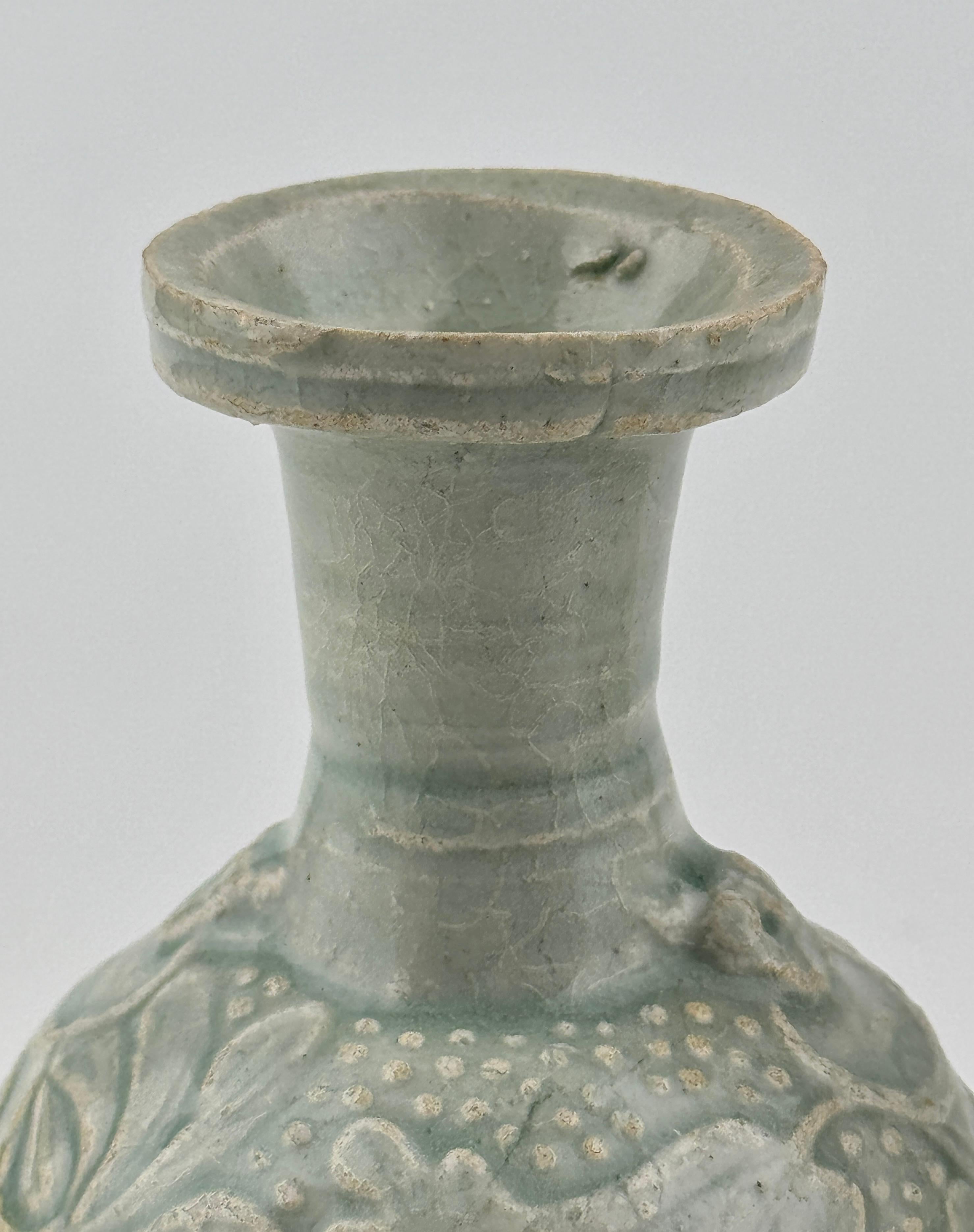 Two white ware vases with flower design, Yuan Dynasty, 14th century In Good Condition For Sale In seoul, KR