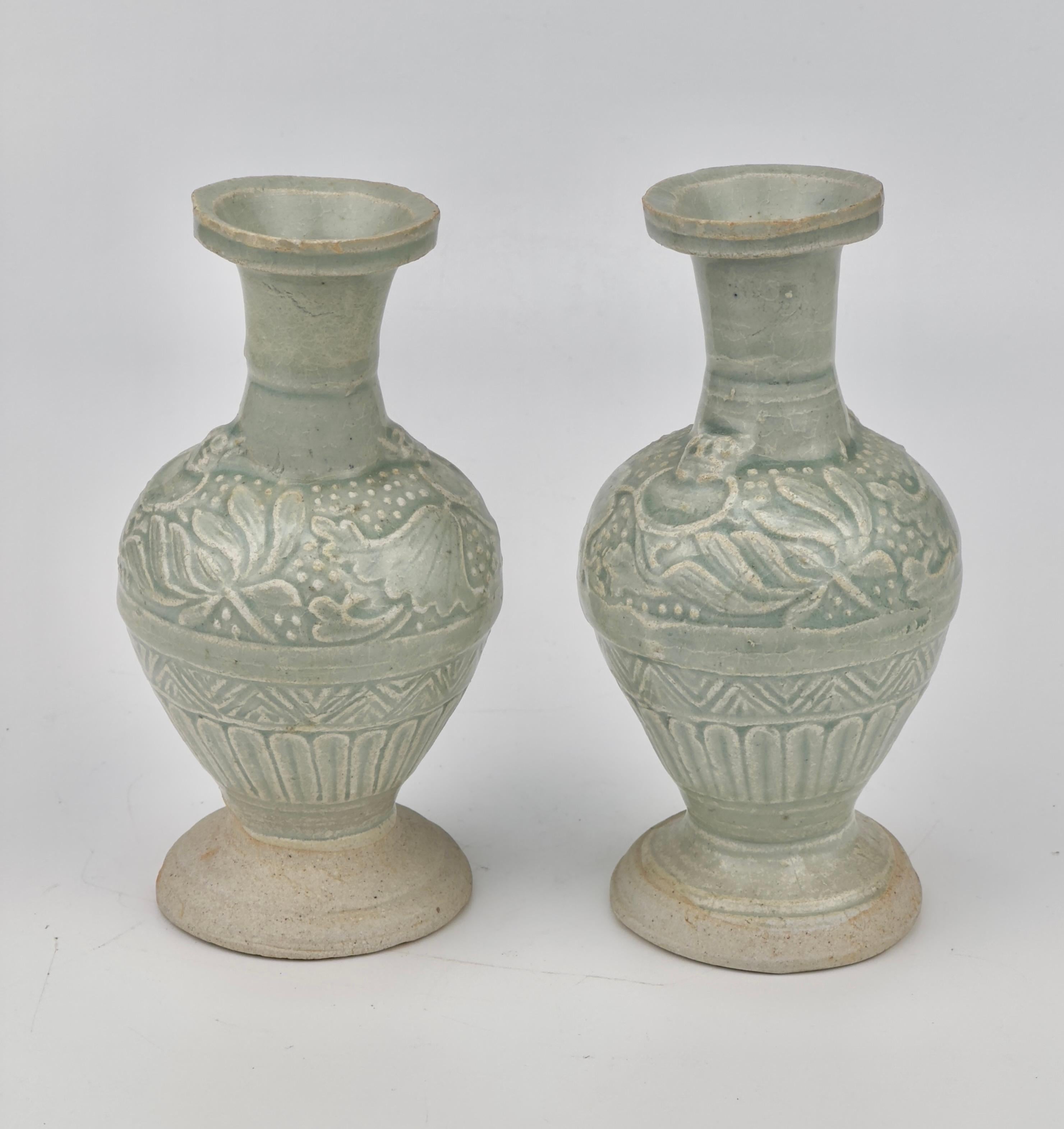 Two white ware vases with flower design, Yuan Dynasty, 14th century In Good Condition For Sale In seoul, KR