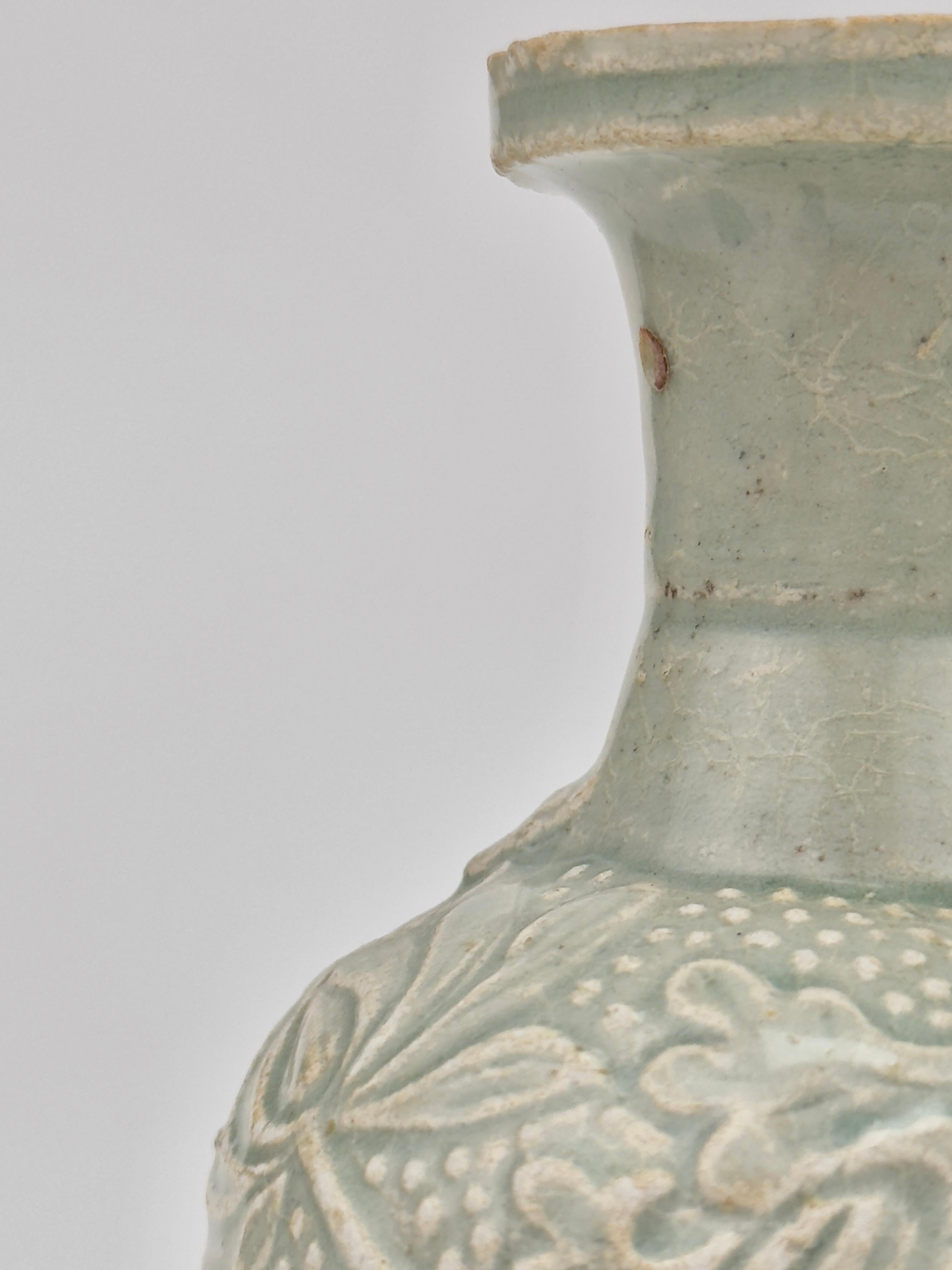 Two white ware vases with flower design, Yuan Dynasty, 14th century For Sale 1