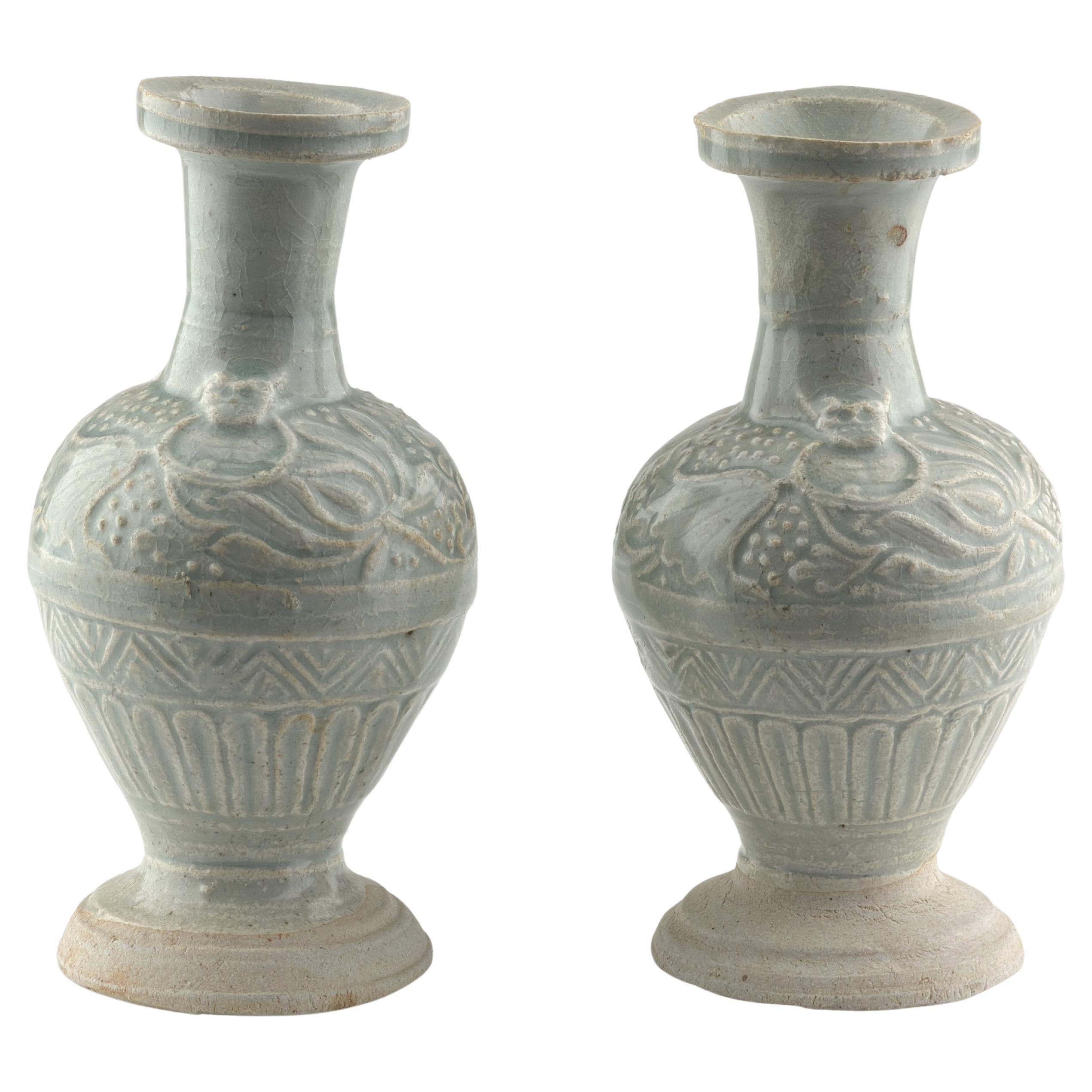 Deux vases en faïence blanche avec un design floral, Dynastie Yuan Yuan, 14e siècle