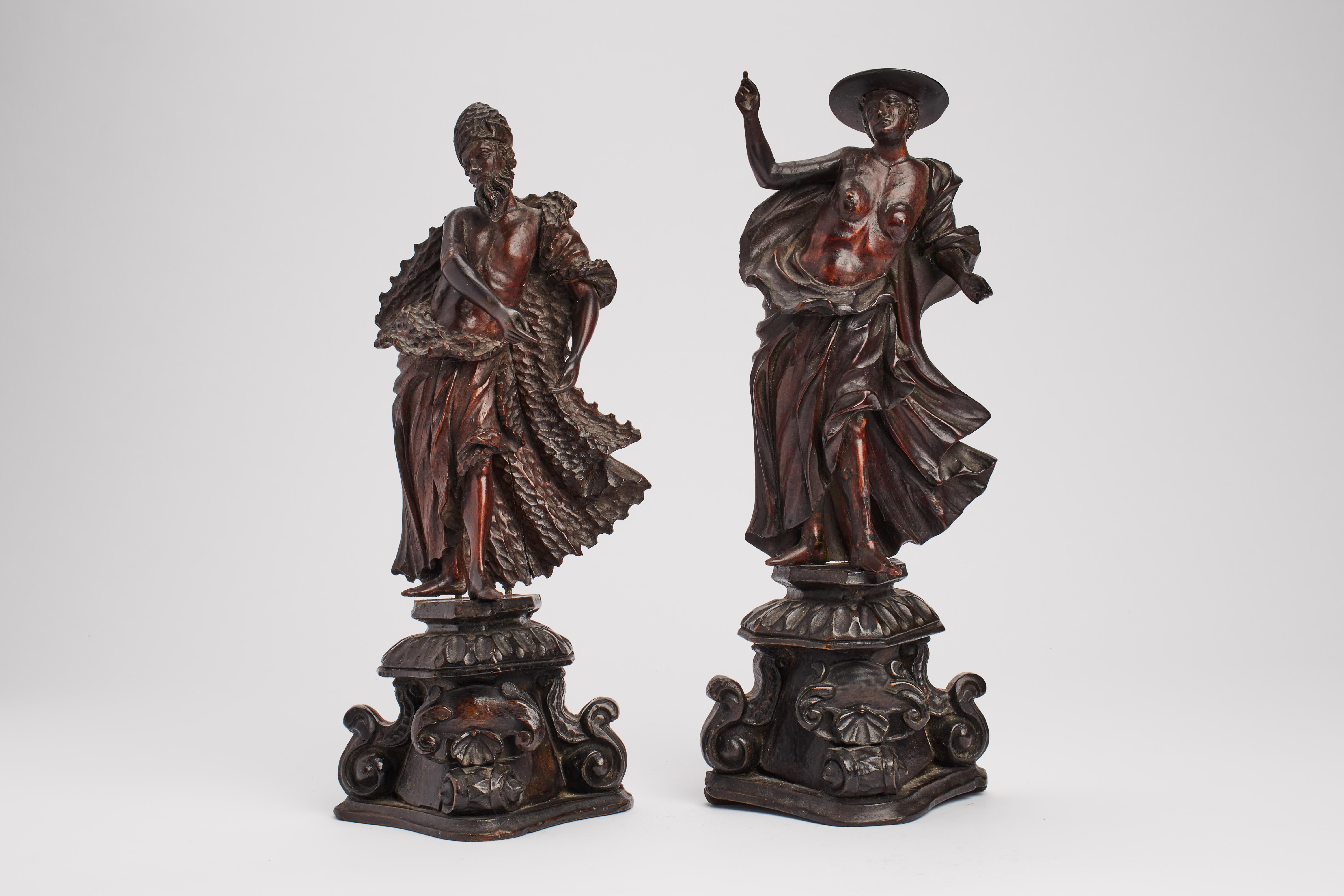 Italiano Due sculture in legno raffiguranti un vescovo e un cardinale, Venezia 1730. in vendita