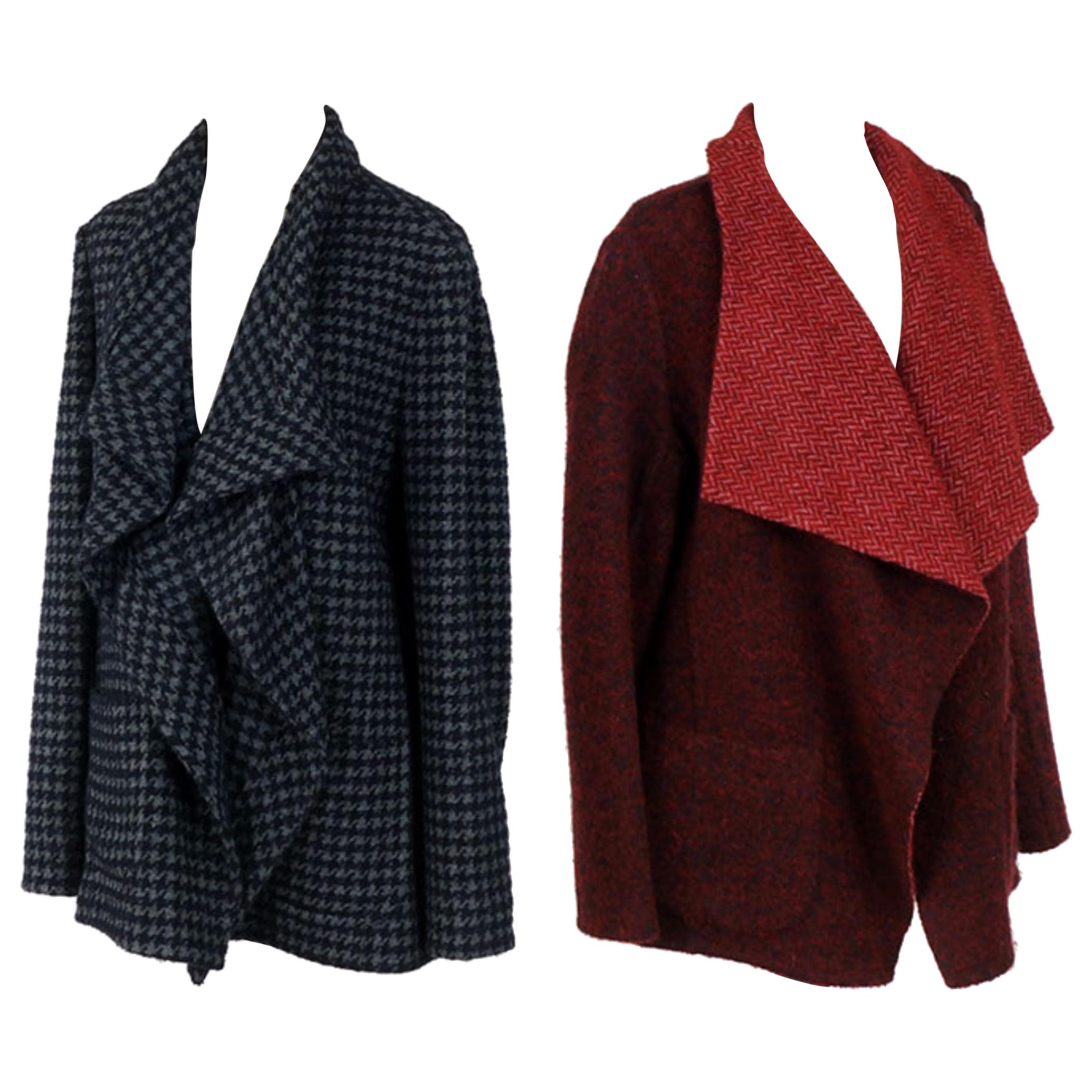 Deux vestes de créateur en laine et cachemire bleu pied-de-poule, veste réversible rouge foncé.