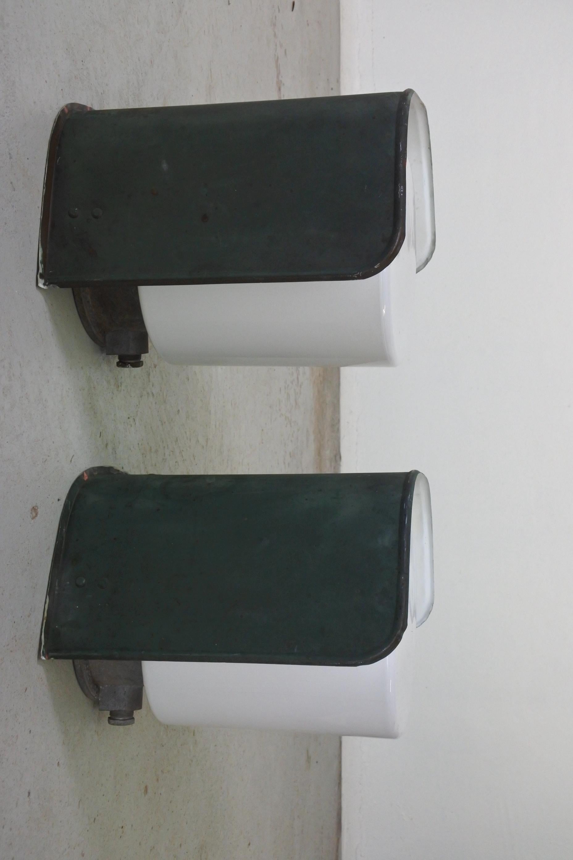 Mid-Century moderno Due lampade da parete XL in rame e vetro opalino attribuite a Idman, Finlandia, anni '50 in vendita