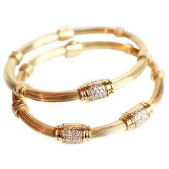 Deux bracelets jonc multibrins en or jaune 18 carats et diamants