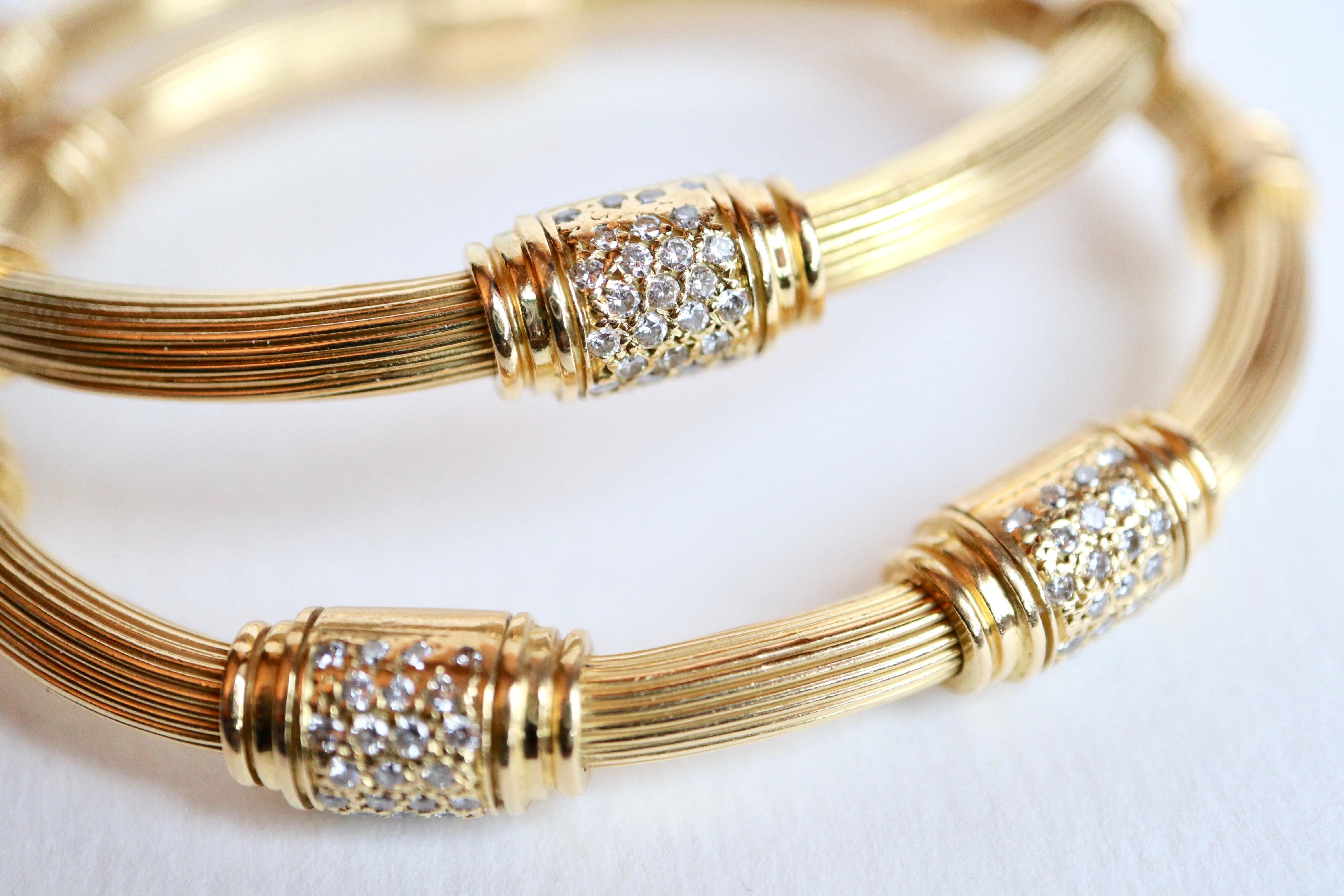 18 kt yellow Gold and Diamonds multi-strand Bangles
One Semi-rigid Bangle Bracelet opening in 18 kt yellow Gold multi-strand retained by Passers-by, three are set with Diamonds, one more important. Invisible Clasp.
Owl Hallmark
Length: 16.5 cm Width
