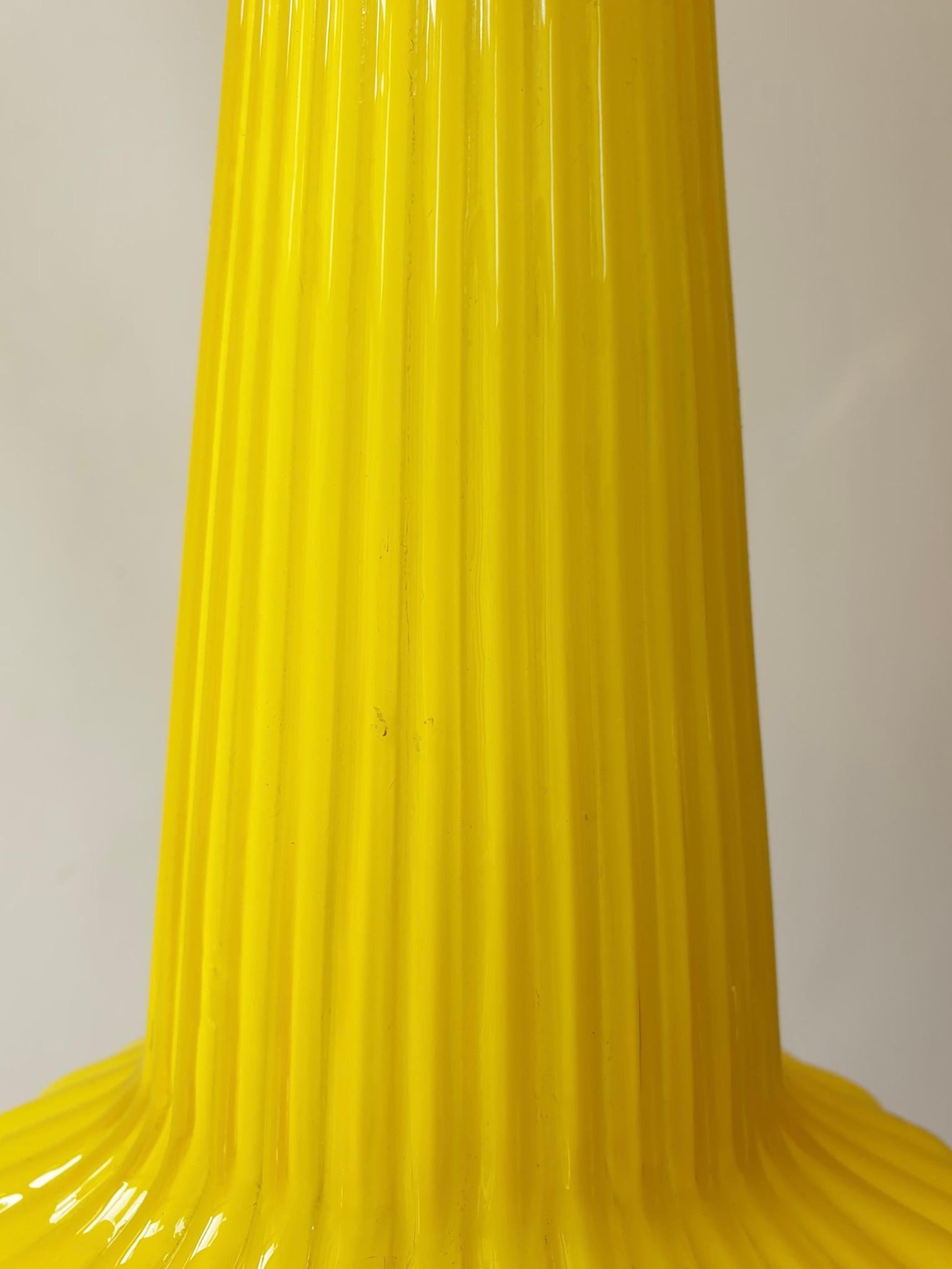 Deux lampes suspendues en verre de Murano jaune en vente 3