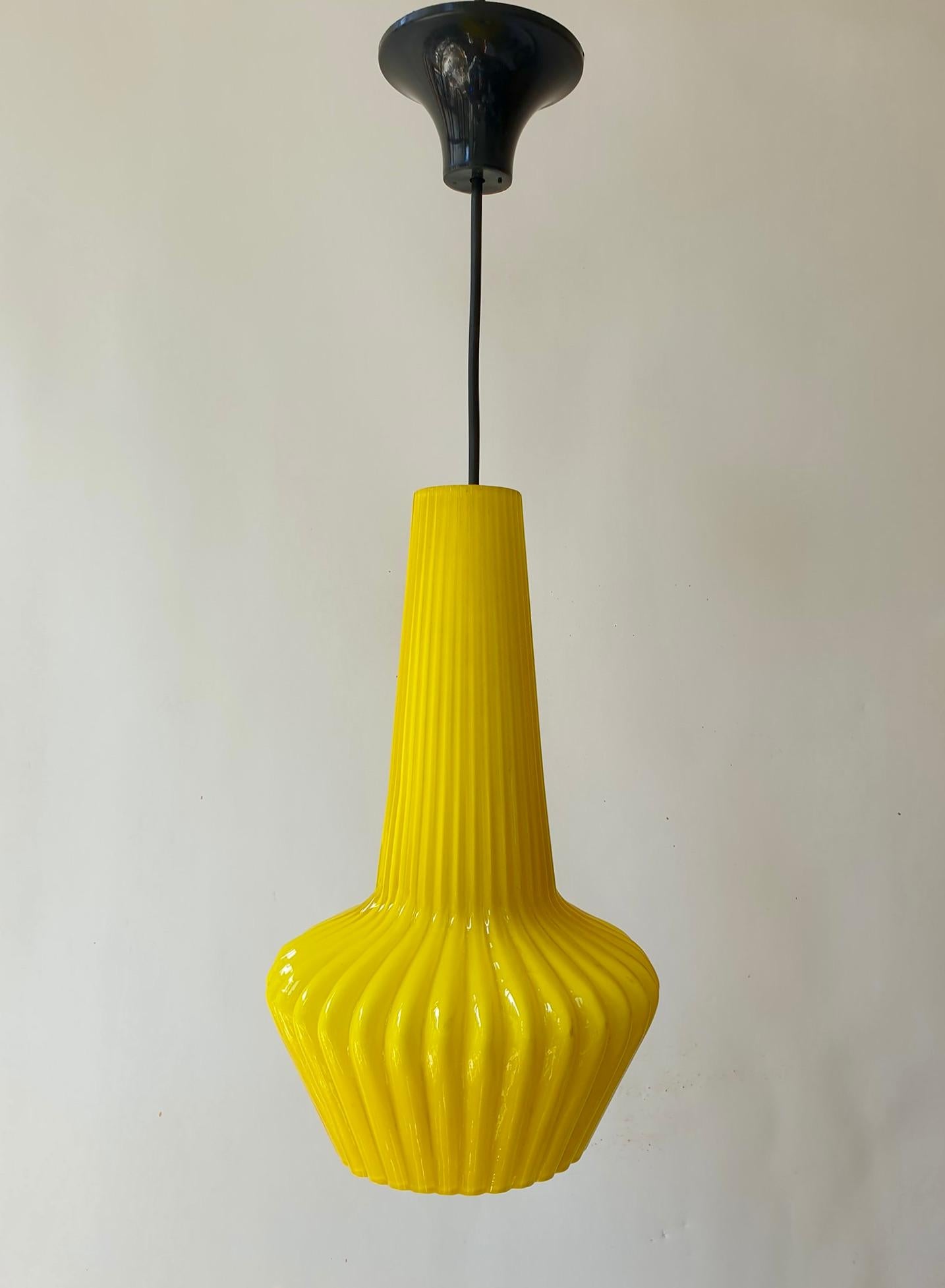 Deux lampes suspendues en verre de Murano avec des abat-jour en verre soufflé jaune à fond ouvert. 
Mesures : Hauteur 32 cm.
Diamètre 18 cm.