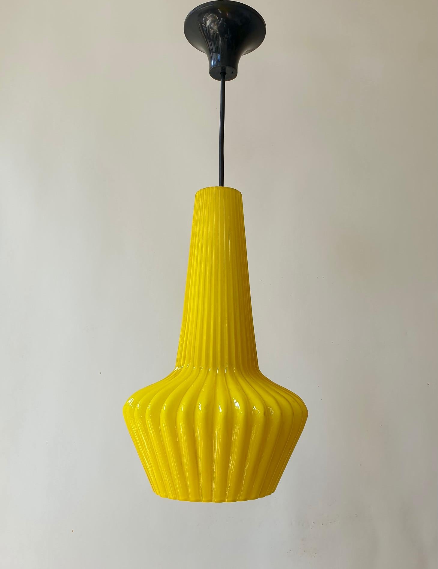 Hollywood Regency Deux lampes suspendues en verre de Murano jaune en vente