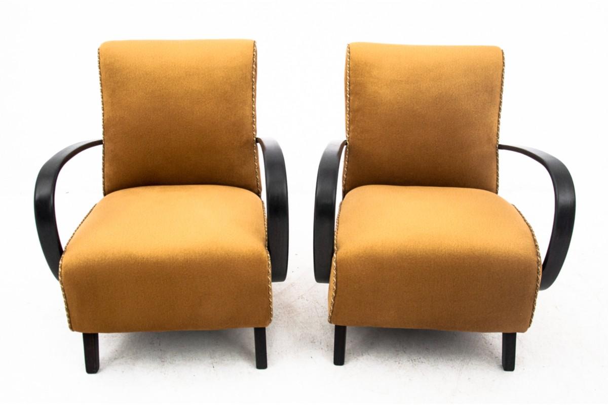 A pair of Art Deco armchairs designed by Jindrich Halabala in Czechoslovakia in the 1930s. Furniture in very good condition, wooden elements after professional renovation, armchairs covered with a new velvet fabric in yellow.

Dimensions: height