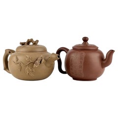 Deux théières et couvercles Yixing
