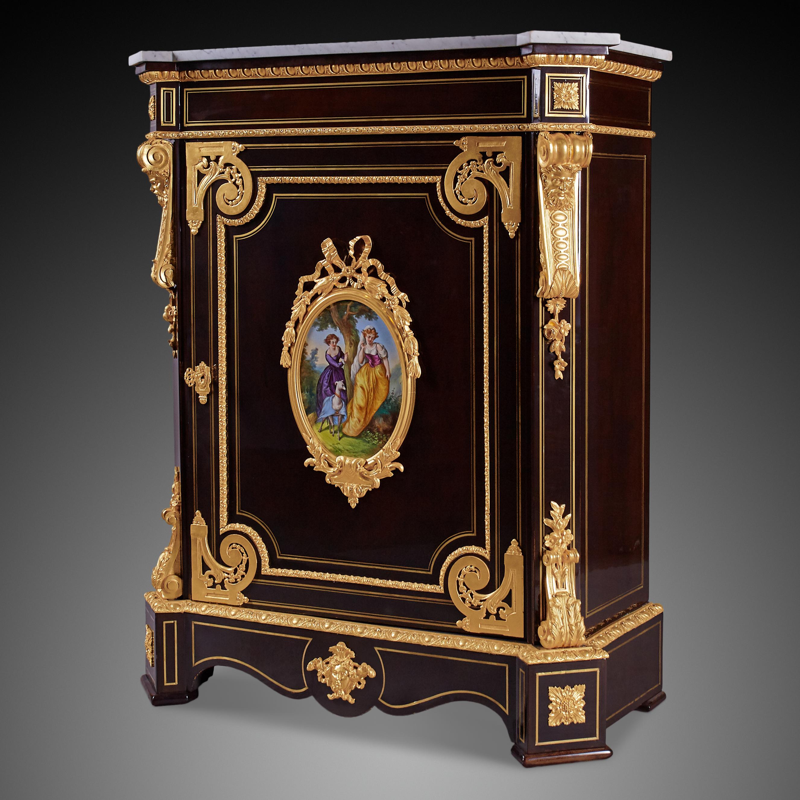Delicado gabinete de porcelana ormolu y ébano, Napoleón III Francés en venta