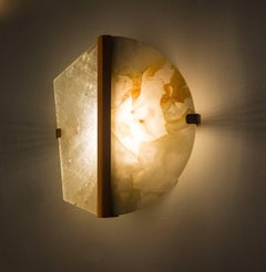 Lampe murale Two Be, cristal de roche et pierre d'onyx, laiton