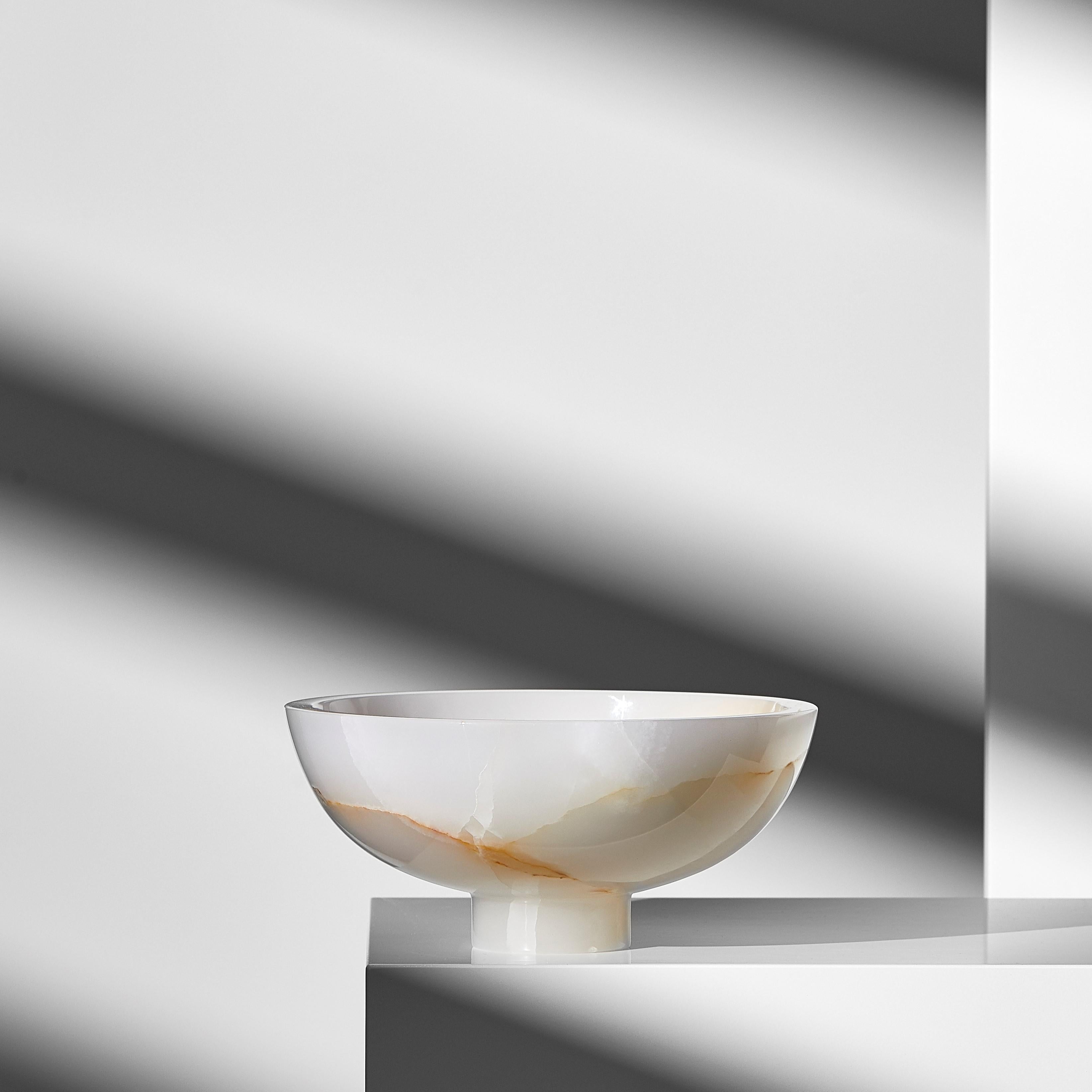 Zweistöckige Schale von Lisette Rützou
Abmessungen: D 20 cm
MATERIALIEN: Onyx

 Das Design von Lisette Rützou ist von dem Drang beseelt, eine Geschichte zu formulieren. Inspiriert von der Schönheit der Materialien, der Form und der Architektur ist