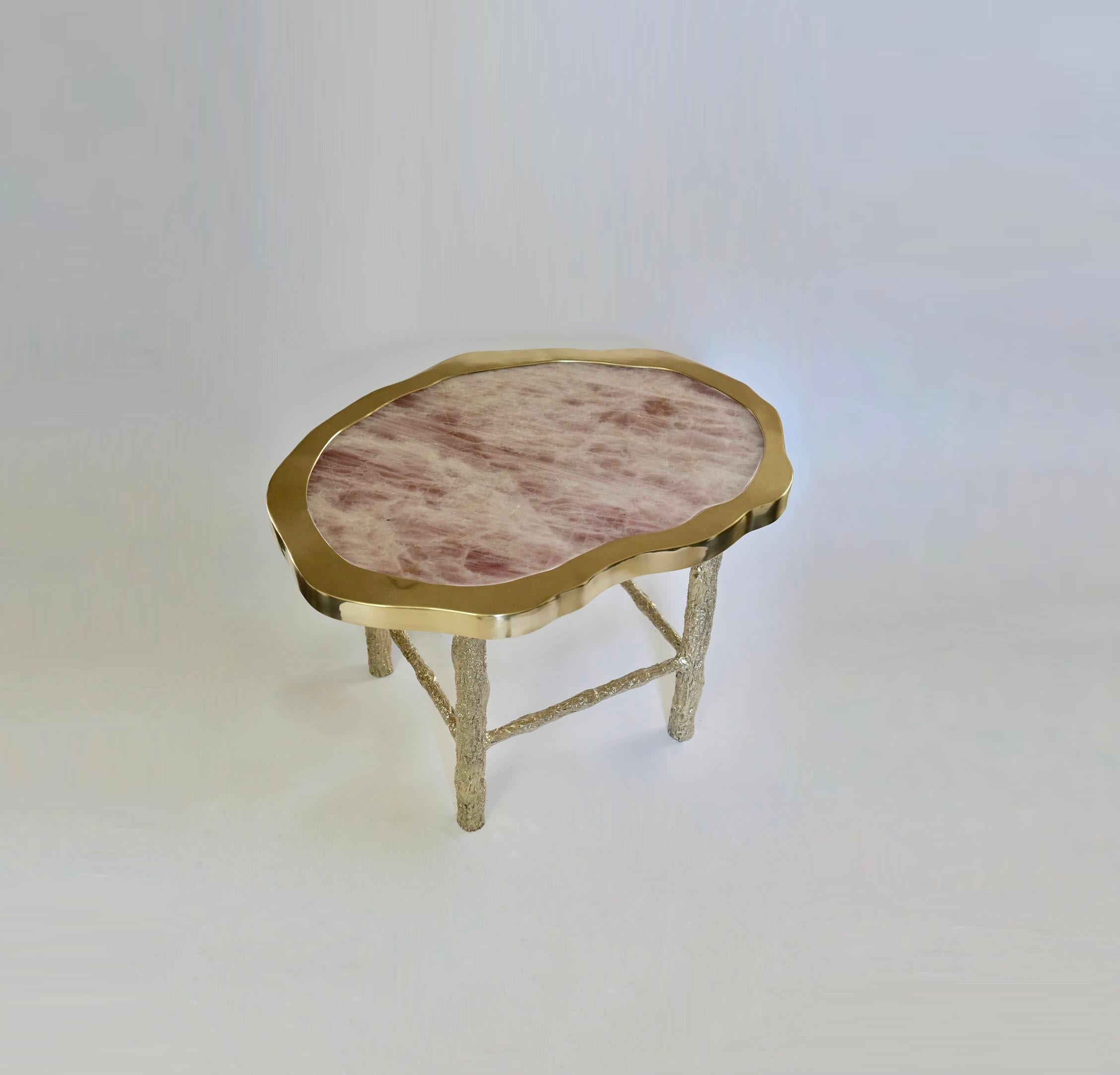 Tables de cocktail en cristal de roche de quartz rose avec des pieds en laiton martelé inspirés des brindilles, créées par Phoenix Gallery.
Taille personnalisée sur demande.
