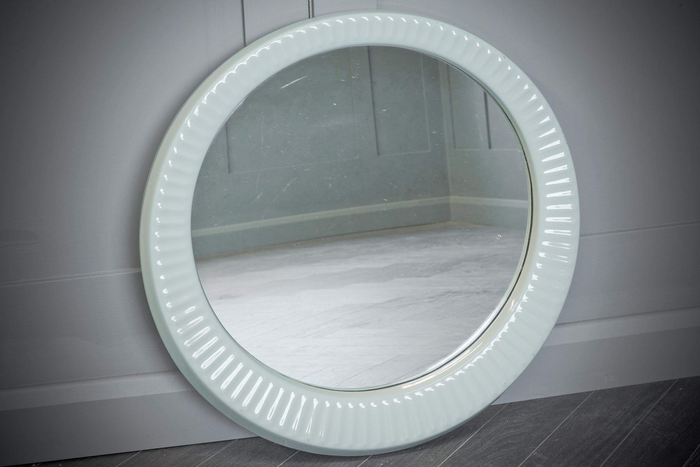 Ein wunderschöner ovaler Spiegel mit Keramikrahmen im Retro-Stil der 1970er Jahre von Twyfords, der jedem Badezimmer einen besonderen Charakter verleiht.