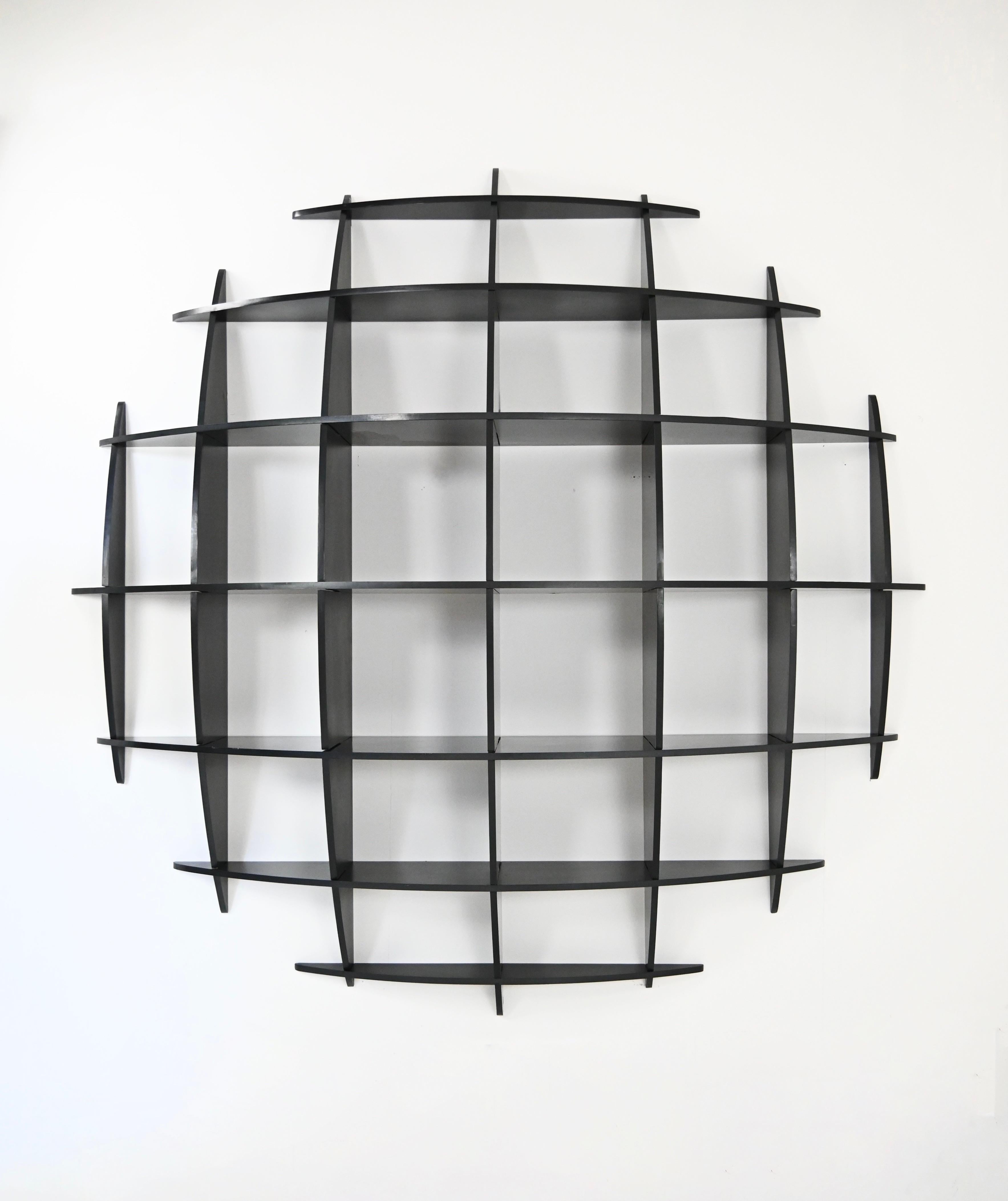 Parete attrezzata in legno nero di Manfredo Massironi. Usura dovuta al tempo e all'età del pensile.
Per la spedizione, richiedici di ricevere il miglior prezzo.