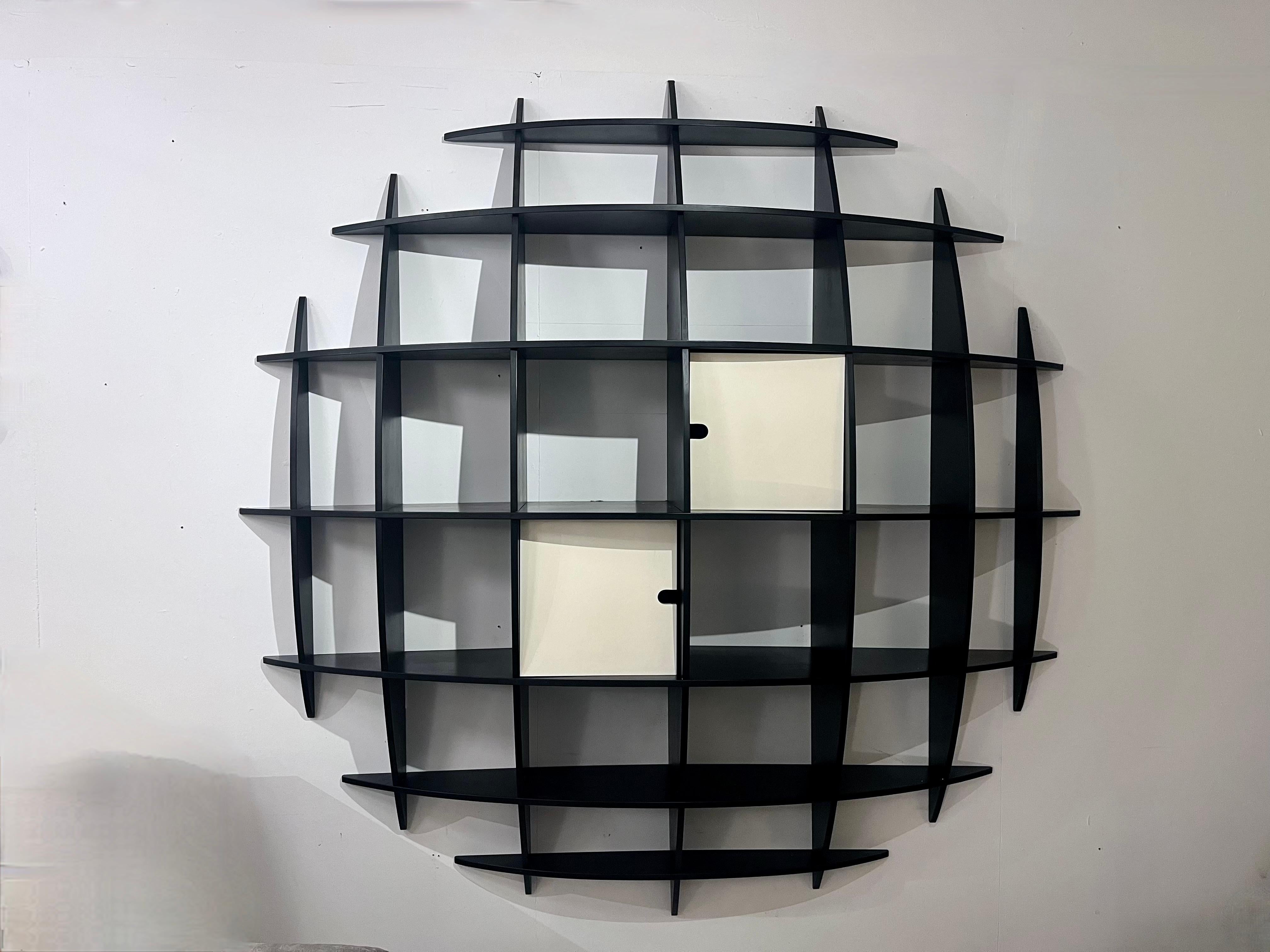 Prächtiges Tyco-Bücherregal, entworfen von Manfredo Massironi für Nikol International in den 1970er Jahren.

Diese prächtige Schrankwand bietet ein außergewöhnliches Design. Sein kugelförmiges Aussehen verleiht ihm je nach Betrachtungswinkel ein