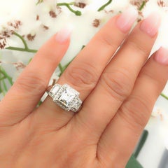 Anillo de platino y diamantes con diseño de halo de tres piedras y talla Tycoon de 2,42 quilates