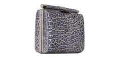 TYLER ELLIS Jamie Clutch Pequeño Piel nido de abeja azul marino con herrajes Gunmetal