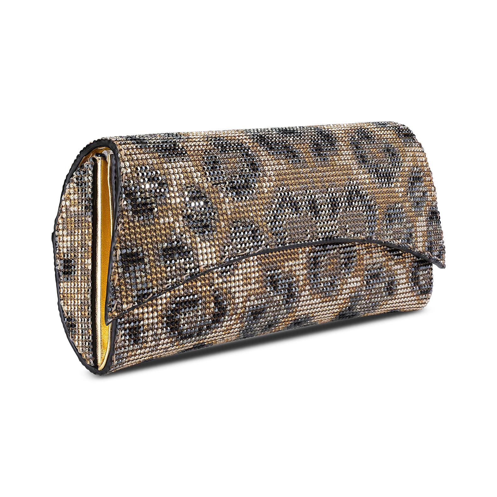 Le partenariat de longue date entre Tyler et la légende de l'industrie, Swarovski, a récemment atteint un nouveau sommet, puisqu'ils ont collaboré à la création d'une exquise pochette Veronica en imprimé léopard, entièrement embellie de cristaux