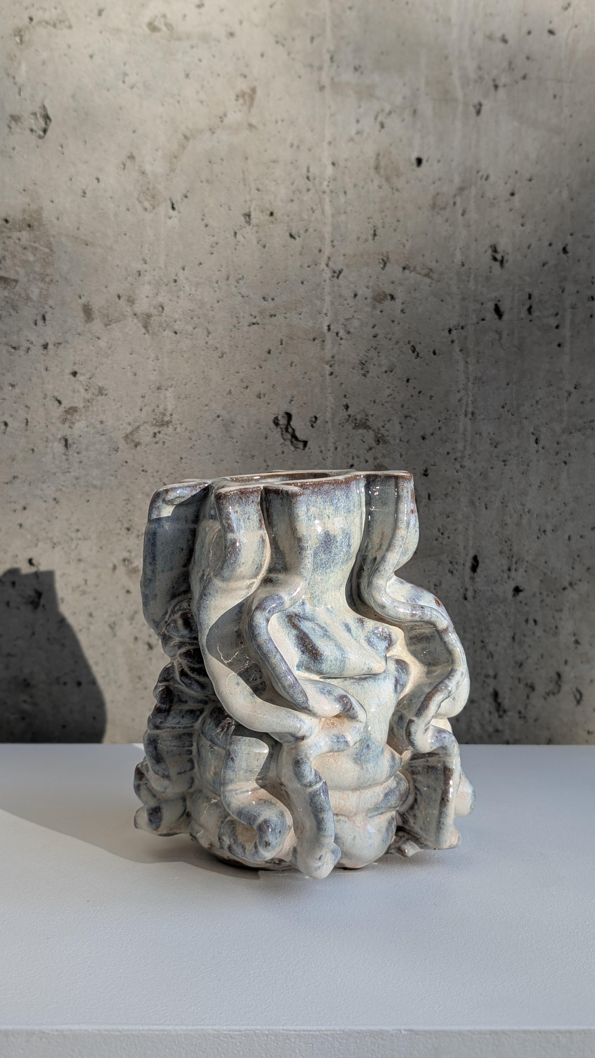 Tyler James Goin es un escultor afincado en Vancouver cuya obra tiende puentes entre lo industrial y lo orgánico a través de la arcilla y el metal. Con una formación como maquinista de molinos y un aprendizaje de una década con el escultor Tony