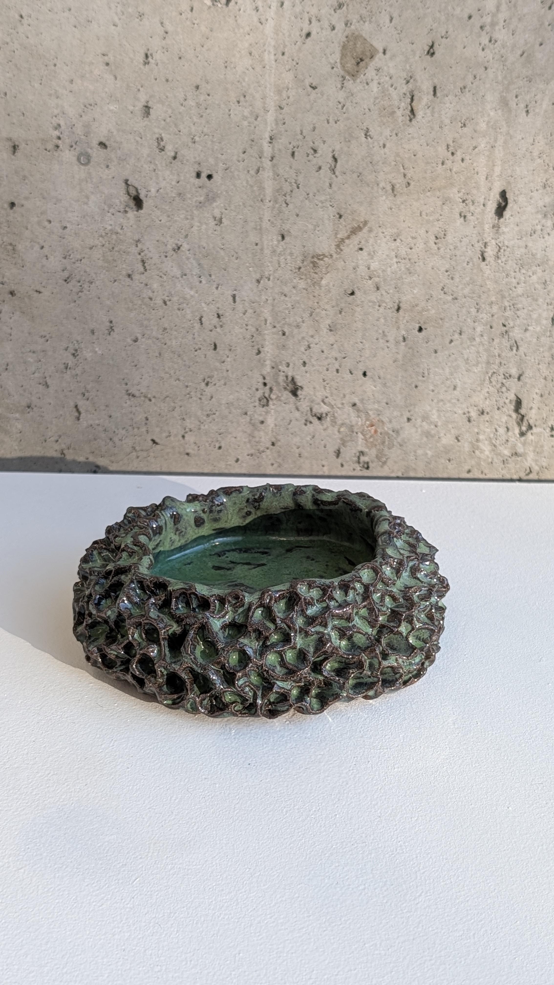 Navire PNW 178 - Gris Abstract Sculpture par Tyler James Goin