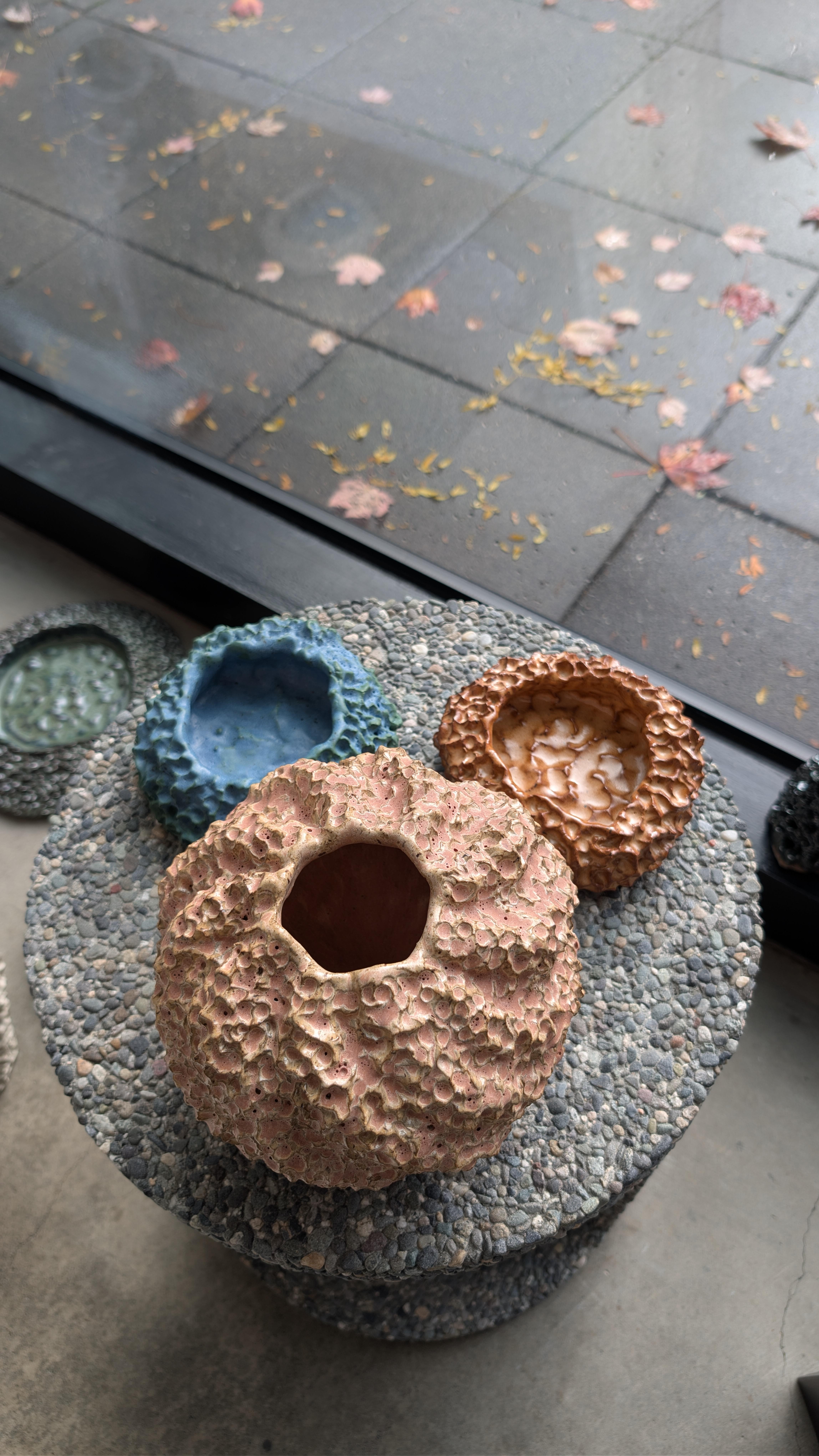 Tyler James Goin est un sculpteur basé à Vancouver dont le travail jette un pont entre l'industriel et l'organique par le biais de l'argile et du métal. Avec une formation de mécanicien-monteur et un apprentissage de dix ans auprès du sculpteur Tony