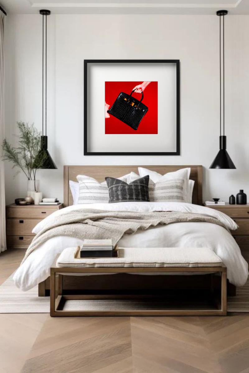 Schwarze Birkin-Handtasche mit rotem Hintergrund, Kunstfotografie, 2021 im Angebot 5