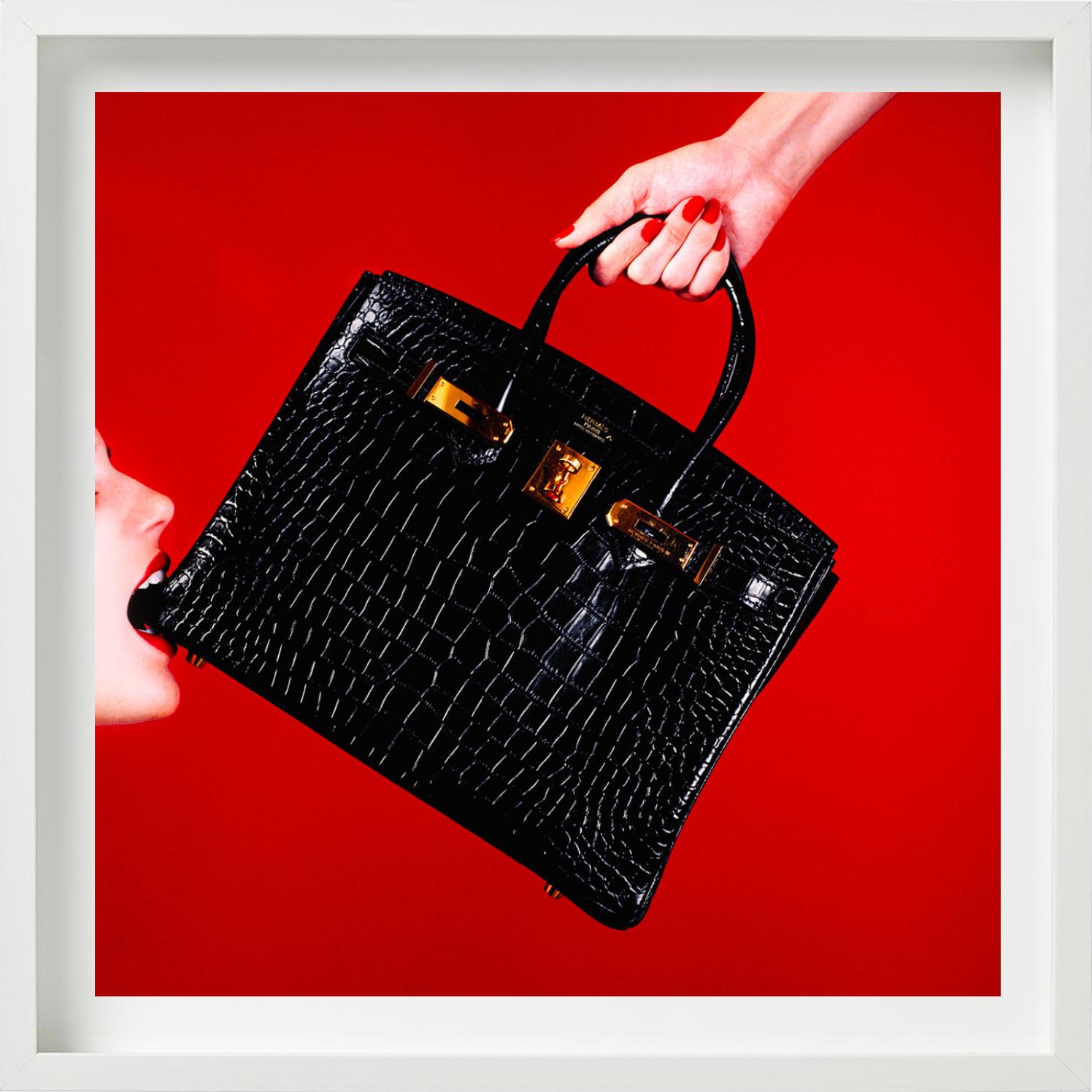 Schwarze Birkin-Handtasche mit rotem Hintergrund, Kunstfotografie, 2021 im Angebot 1