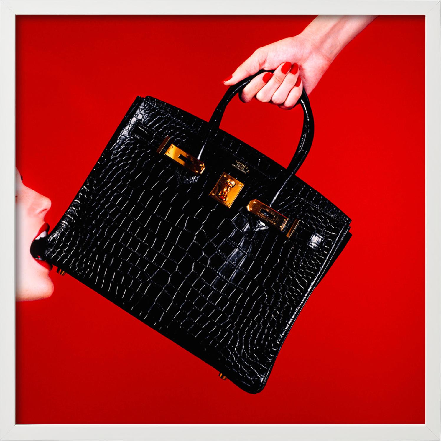 Schwarze Birkin-Handtasche mit rotem Hintergrund, Kunstfotografie, 2021 im Angebot 2