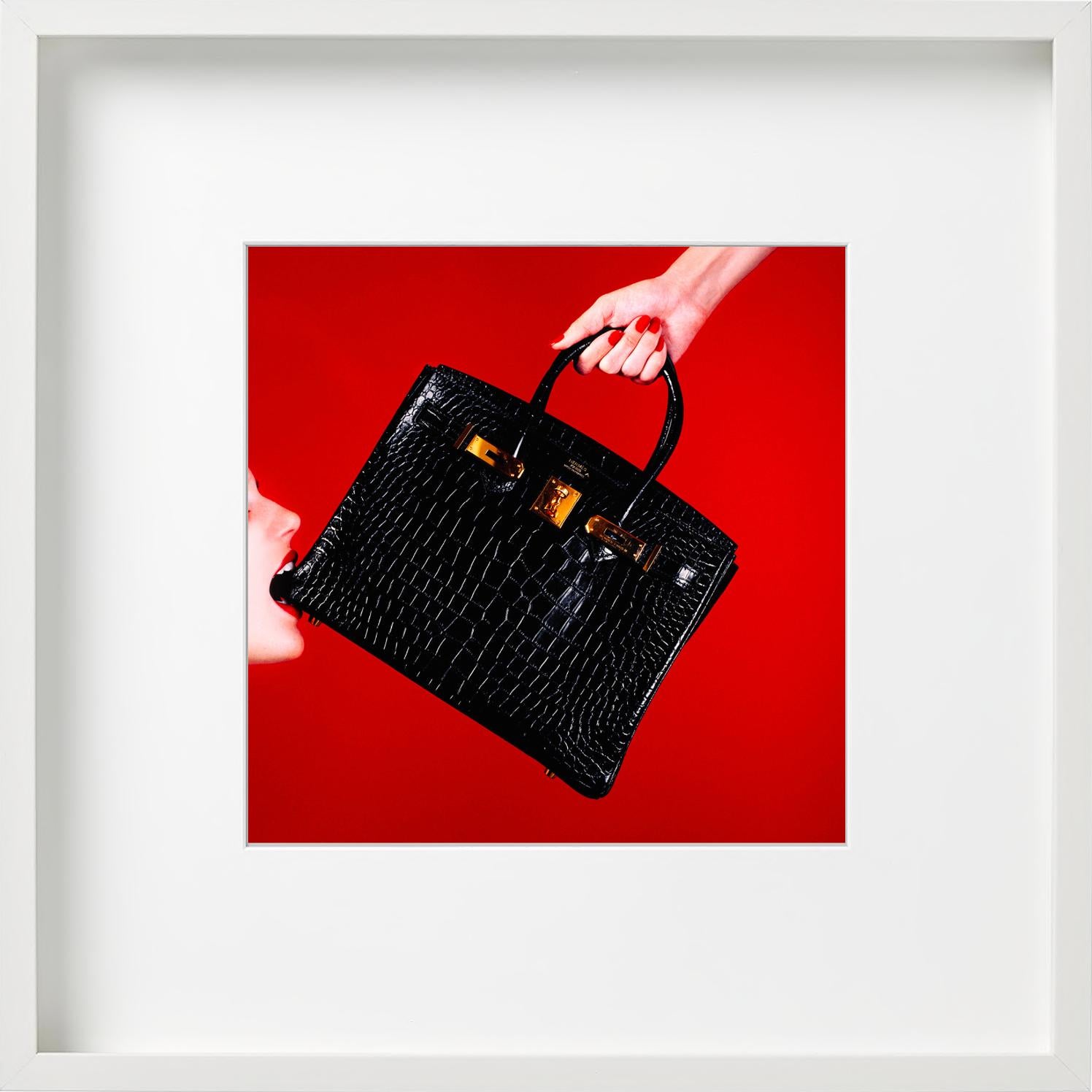 Schwarze Birkin-Handtasche mit rotem Hintergrund, Kunstfotografie, 2021 im Angebot 3
