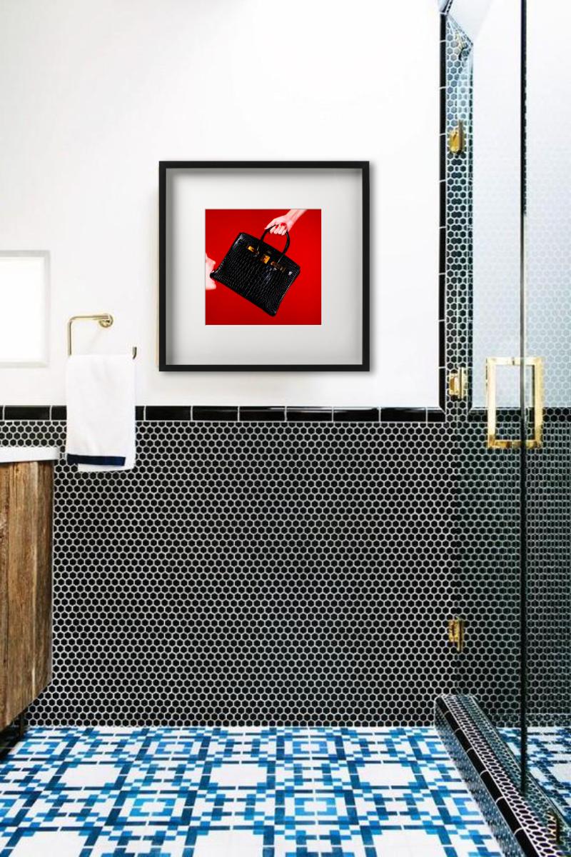 Schwarze Birkin-Handtasche mit rotem Hintergrund, Kunstfotografie, 2021 im Angebot 4