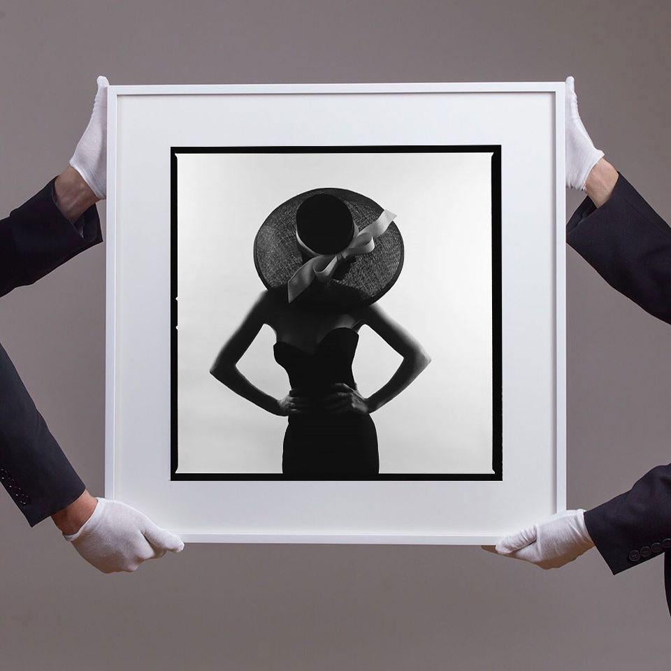 Tyler Shields Portrait Photograph – Silhouette mit Schleife von Tyler Shielsd