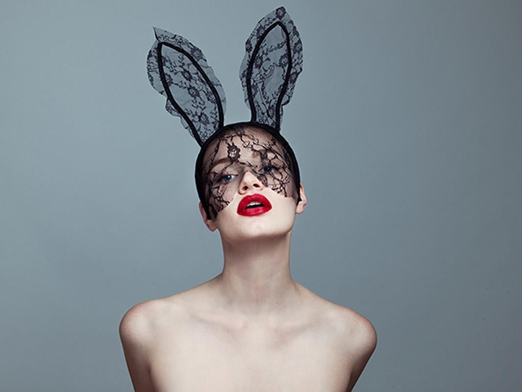 Color Photograph Tyler Shields - Bunny II, photographie, conteur d'histoires, oreilles de lapin, dentelle