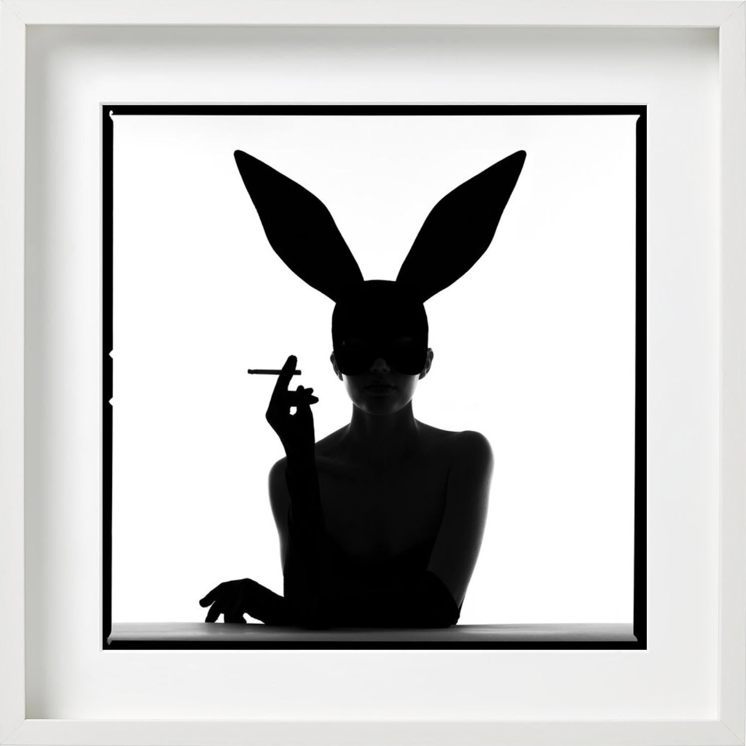 Silhouette de lapin - Femme fumeuse avec masque, Photographie d'art en vente 7