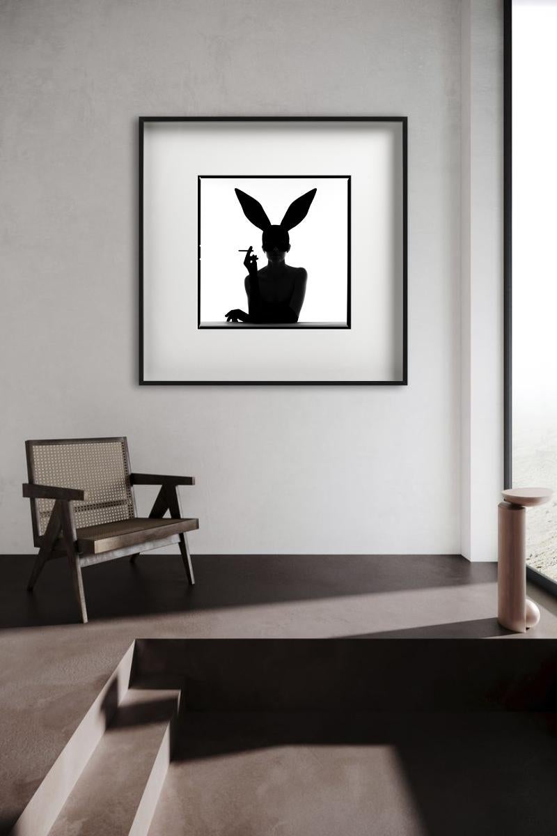Silhouette de lapin - Femme fumeuse avec masque, Photographie d'art en vente 2