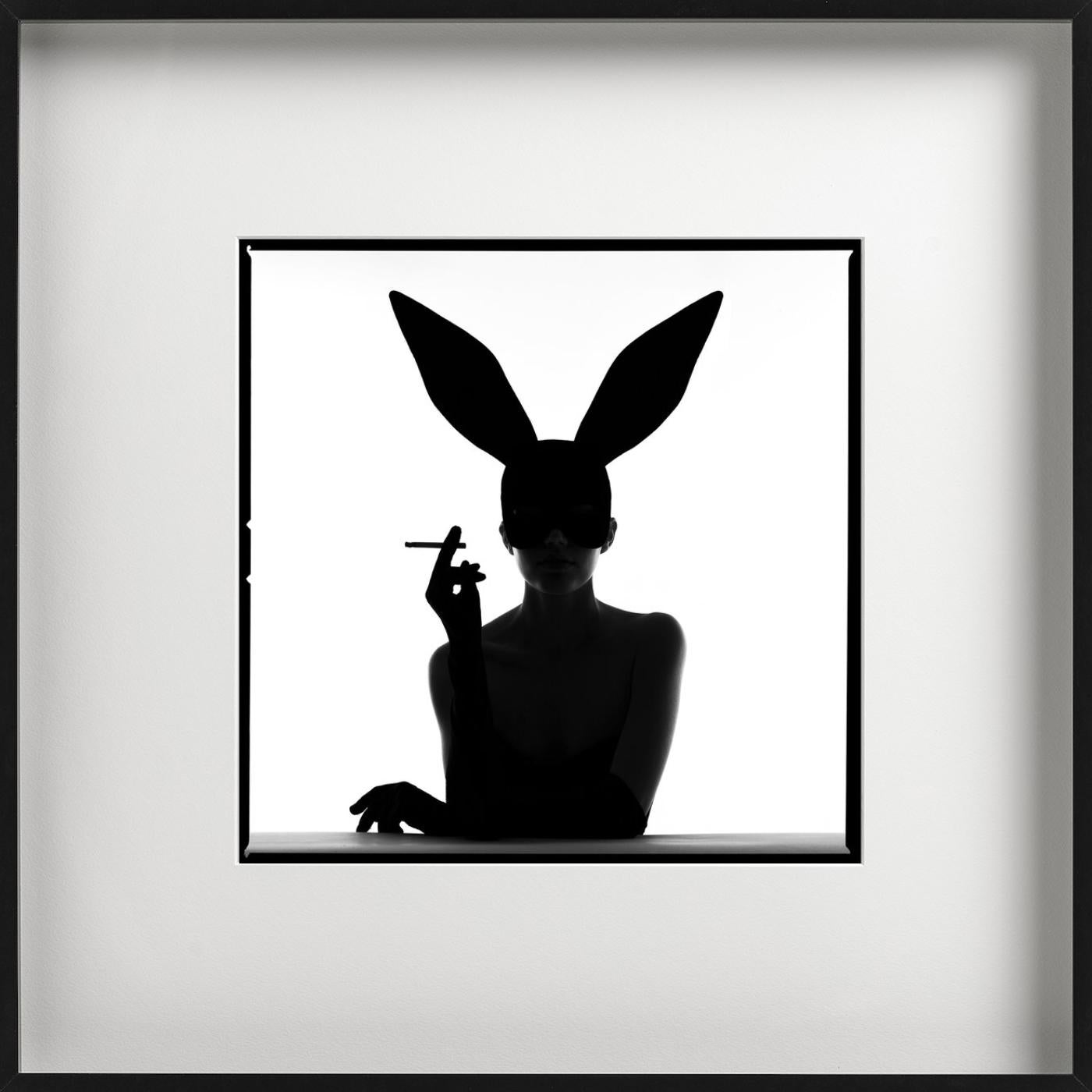 Silhouette de lapin - Femme fumeuse avec masque, Photographie d'art en vente 3