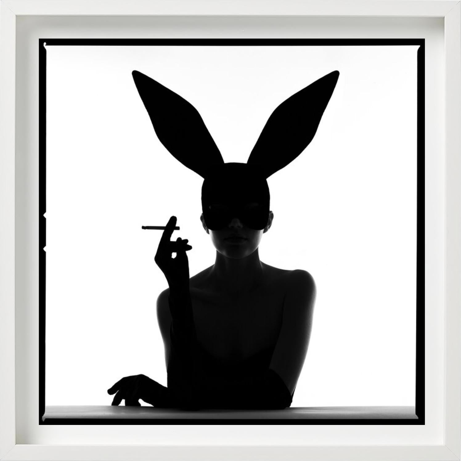 Silhouette de lapin - Femme fumeuse avec masque, Photographie d'art en vente 4