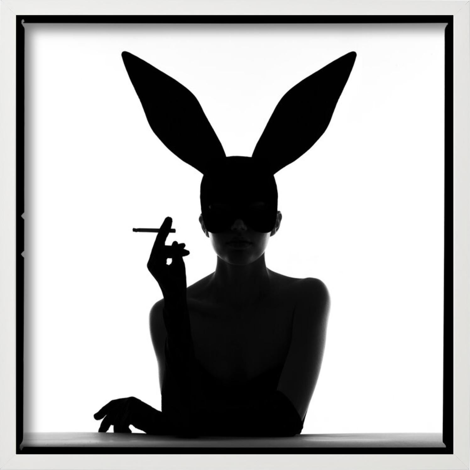 Silhouette de lapin - Femme fumeuse avec masque, Photographie d'art en vente 5