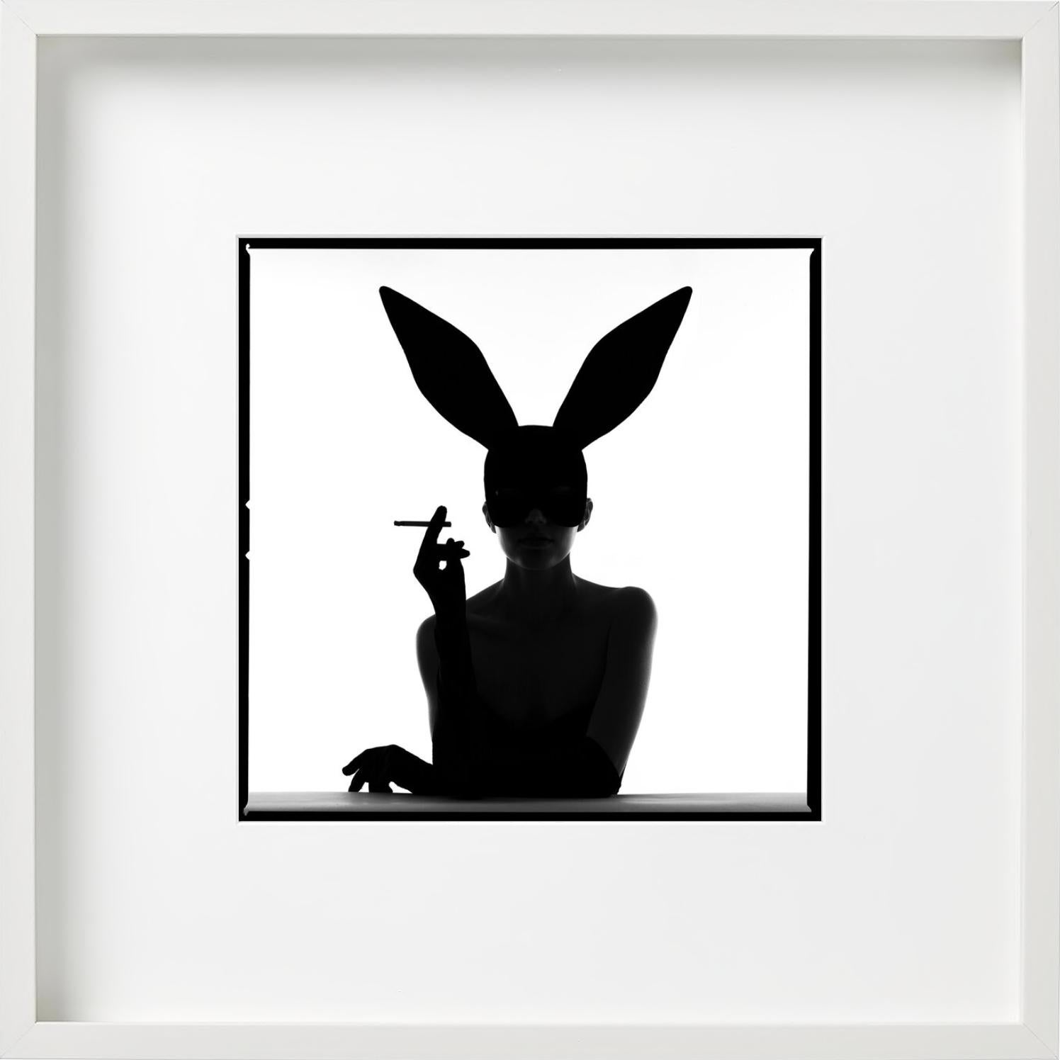 Silhouette de lapin - Femme fumeuse avec masque, Photographie d'art en vente 6