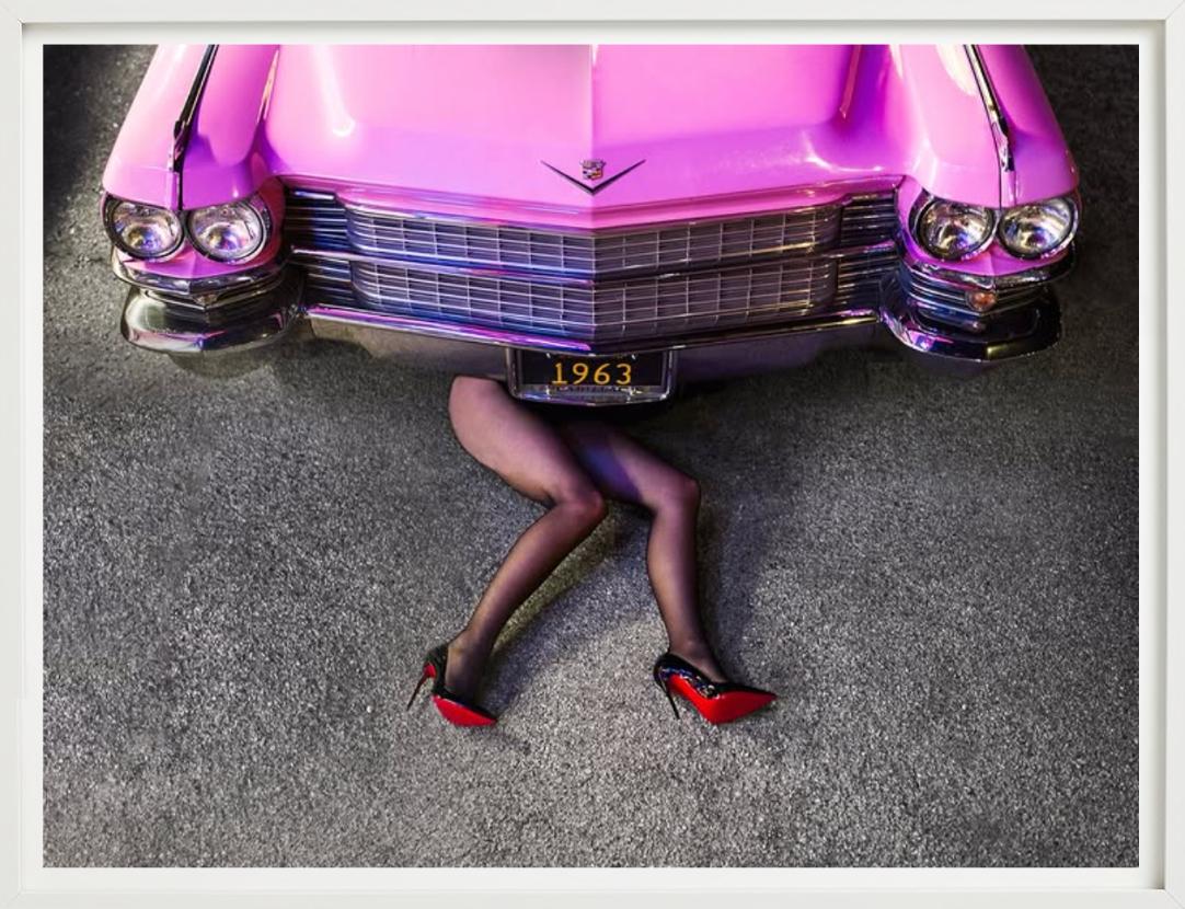 Cadillac Legs - Frau in Heels unter rosa Auto liegend, Kunstfotografie 2025 im Angebot 5